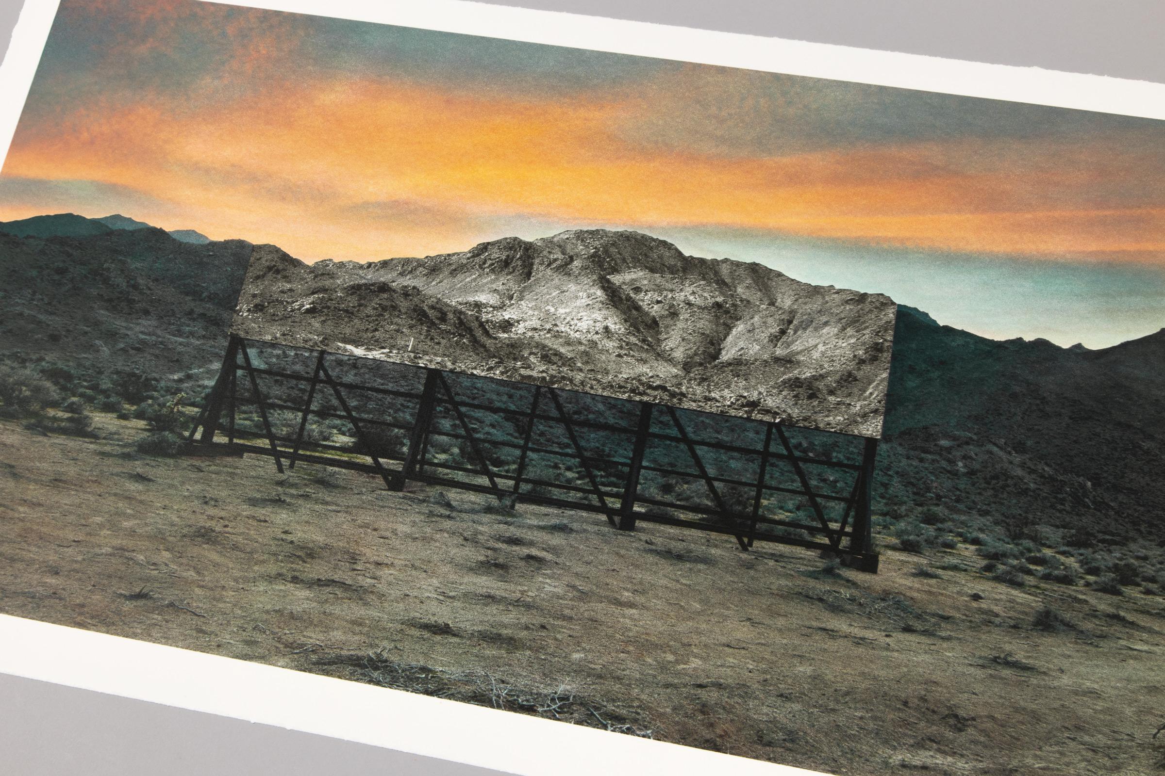 JR (francese, nato nel 1983)
Trompe l'Oeil, Death Valley, Billboard, 4 marzo 2017, 2021
Mezzo: Litografia a colori, su BFK Rives
Dimensioni: 50 x 85 cm (19,7 x 33,5 pollici)
Edizione di 180 esemplari: firmati e numerati a mano
Condizioni: Menta