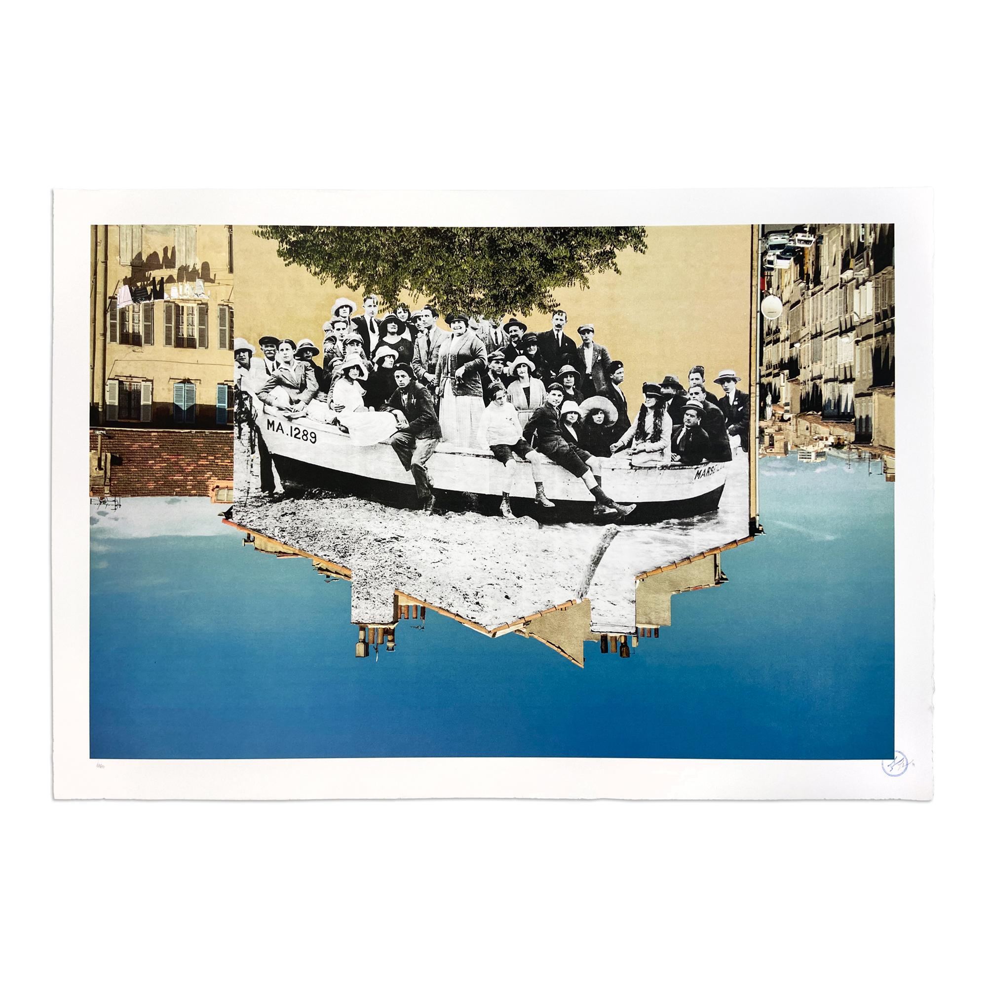 JR // Un Groupe Posant Dans Une Barque Amarrée Sur La Plage // Arte Callejero