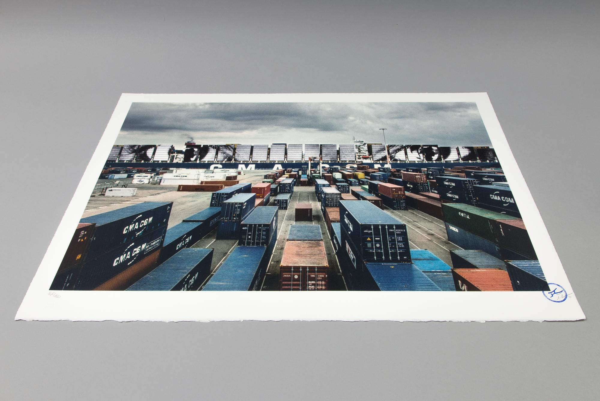 JR (francese, nato nel 1983)
Le donne sono eroi, Elizabeth Kamanga sul mare, Le Havre, Francia, 2021
Mezzo: Litografia a colori su carta BFK Rives
Dimensioni: 50 × 70 cm (19 7/10 × 27 3/5 in)
Edizione di 180 esemplari: firmati a mano, numerati e