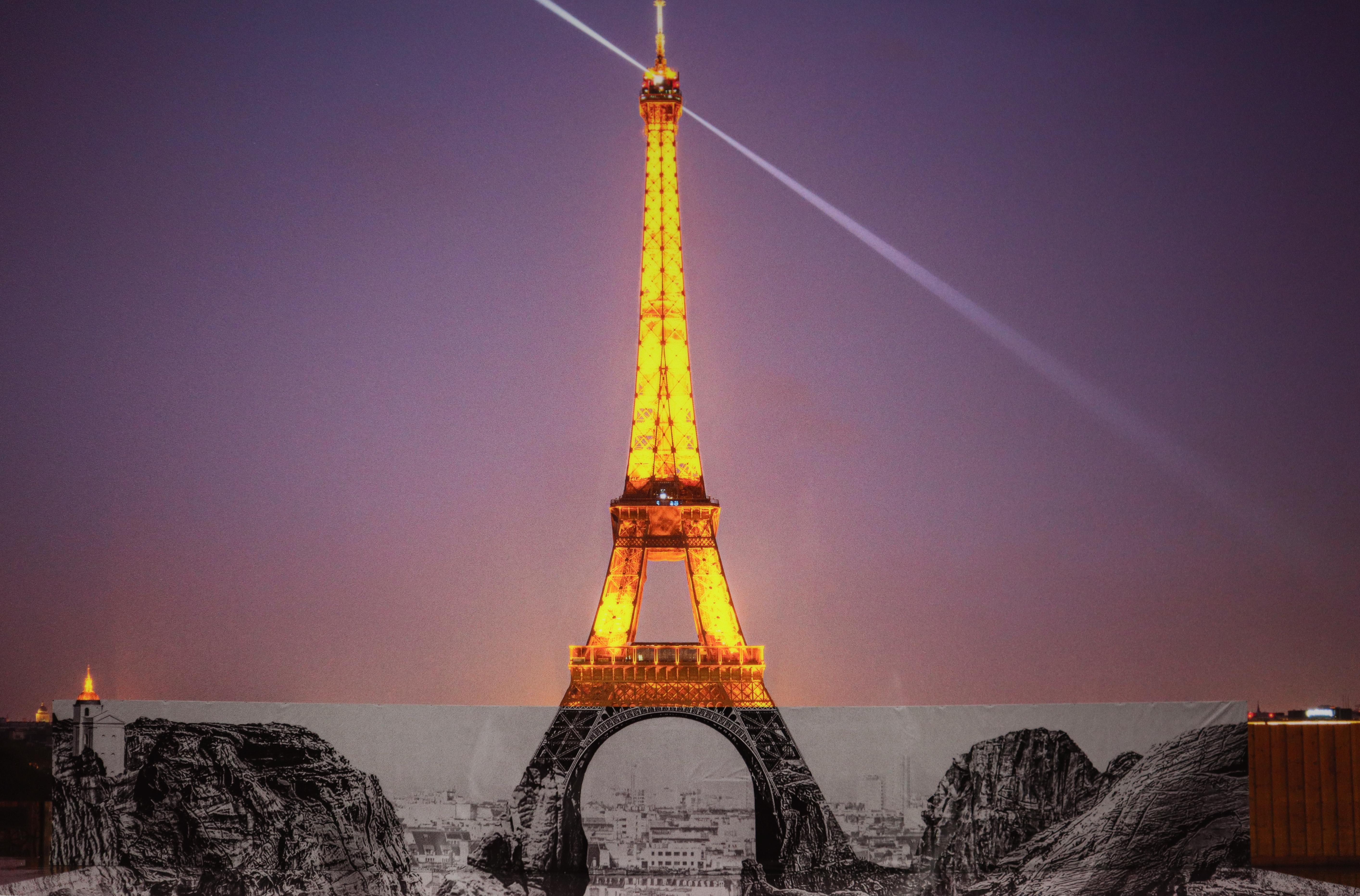 Trompe l'oeil, Les Falaises du Trocadéro, 2021 -JR, 25 mai 2021, 22h18 For Sale 3