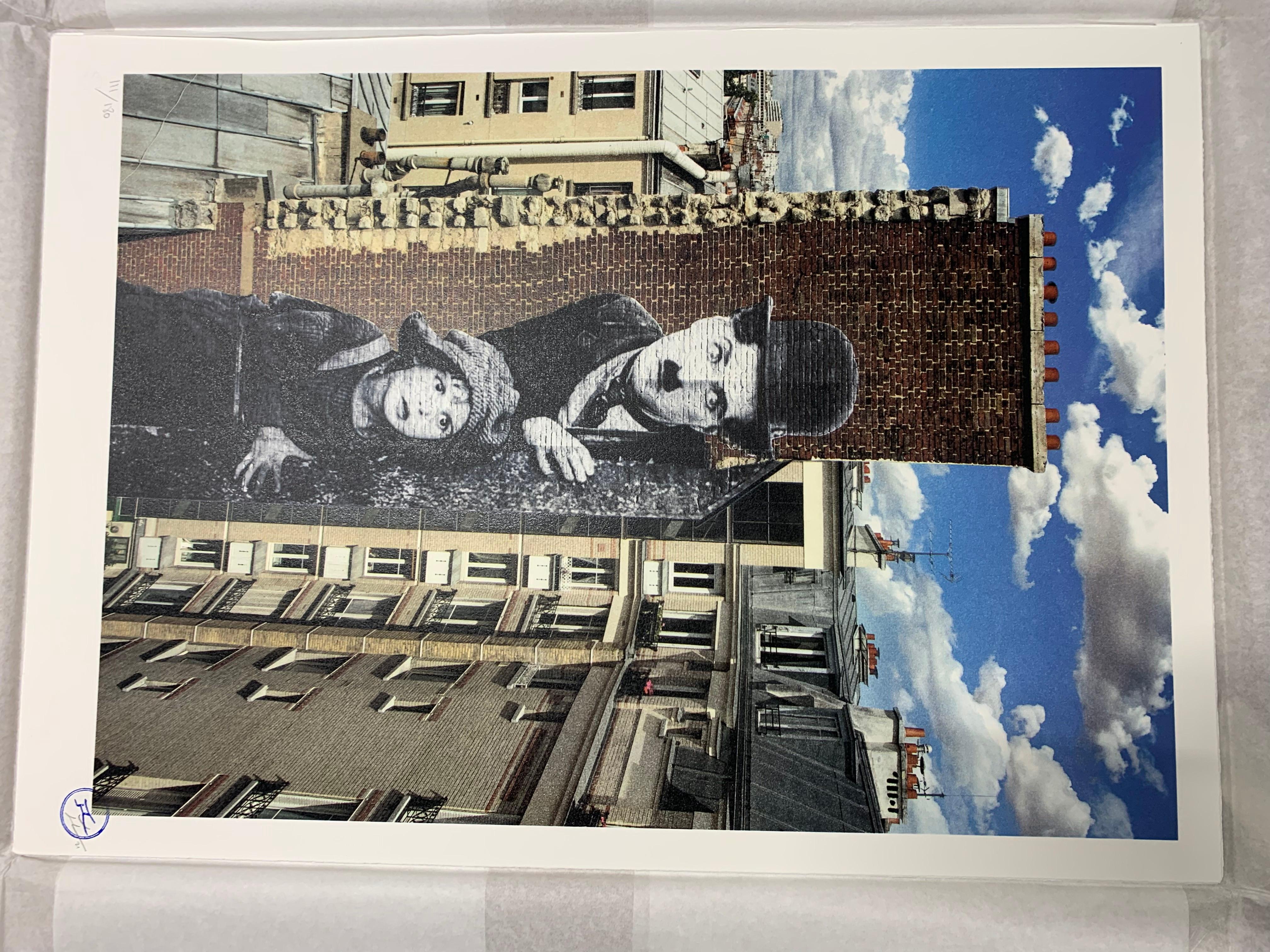 Charlie Chaplin por JR, película The Kid, Jackie Coogan, Litografía, Arte Contemporáneo - Figurative Print Gris de JR artist