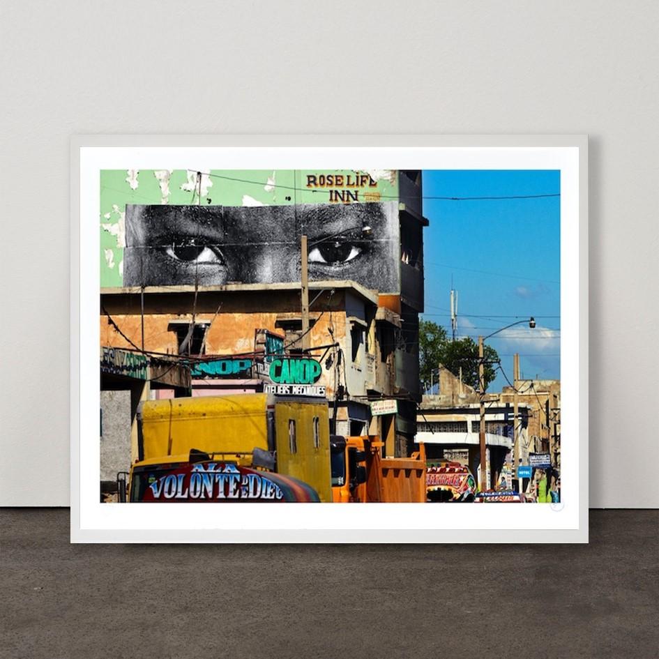 Inside Out, Haití - Contemporáneo, Siglo XXI, Litografía, Edición limitada - Print de JR artist