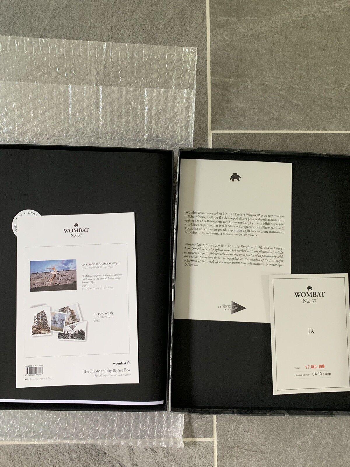 JR Urban Artist, Stampa e portfolio Momentum - Print Grigio di JR artist