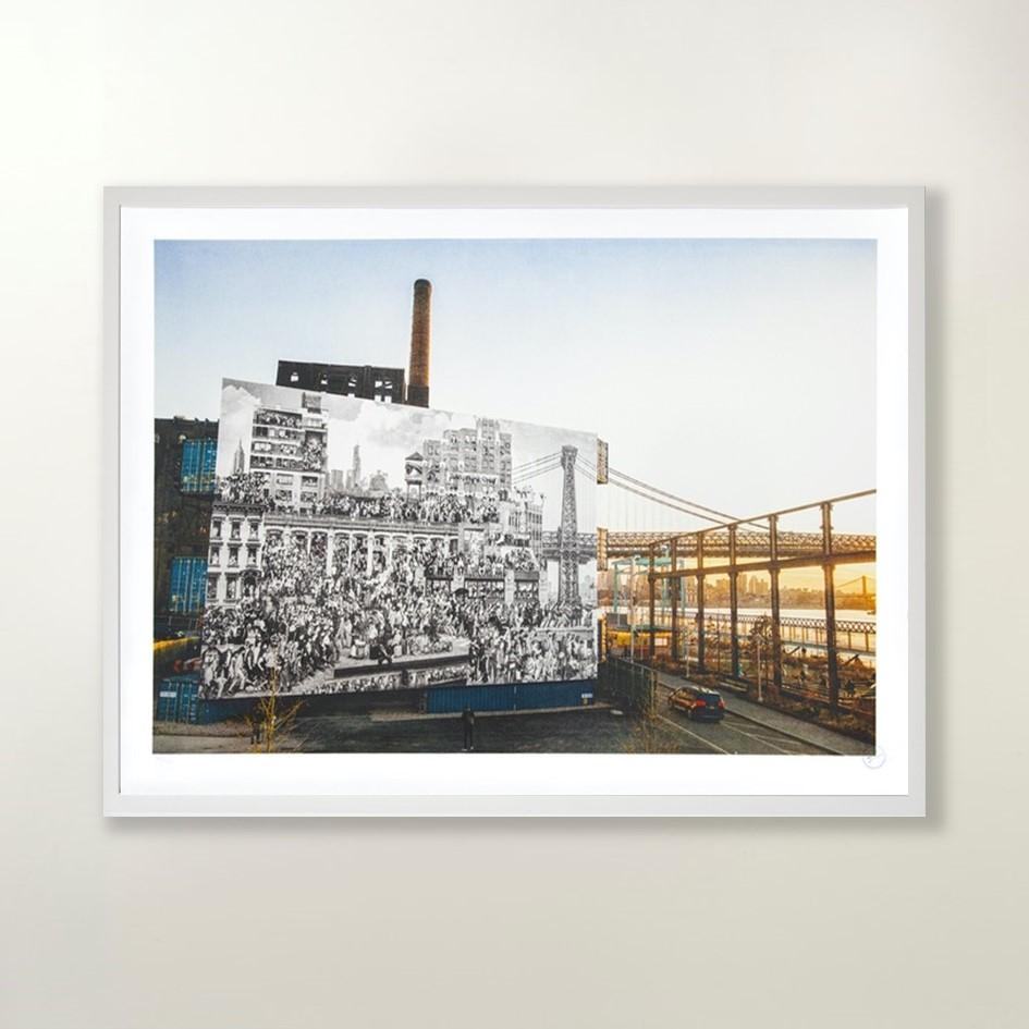 Die Chroniken von New York City, Domino Park, USA  Zeitgenössisches, 21. Jahrhundert (Grau), Figurative Print, von JR artist