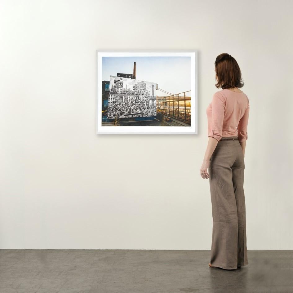 JR, Die Chroniken von New York City, Domino Park, USA, 2020    
Zeitgenössisch, 21. Jahrhundert, Lithographie, Limitierte Auflage
20 Farben Lithographie auf weißem Papier BFK Rives - 300 Gramm
Auflage von 180 Stück
70 x 100 cm
Signiert in der