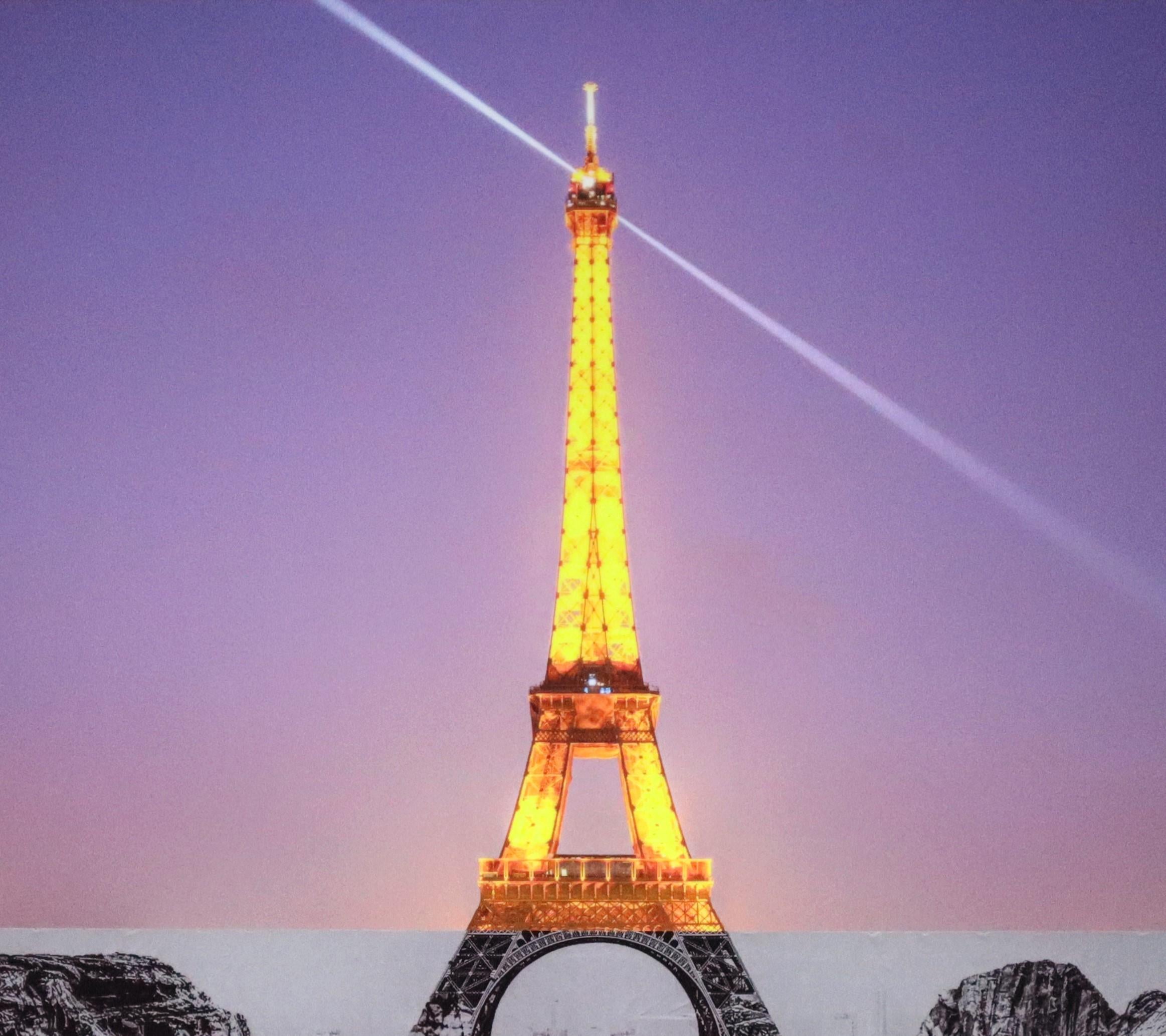 Trompe l'oeil, Les Falaises du Trocadéro, 2021 -JR, 25 mai 2021, 22h18 - Gray Figurative Print by JR artist
