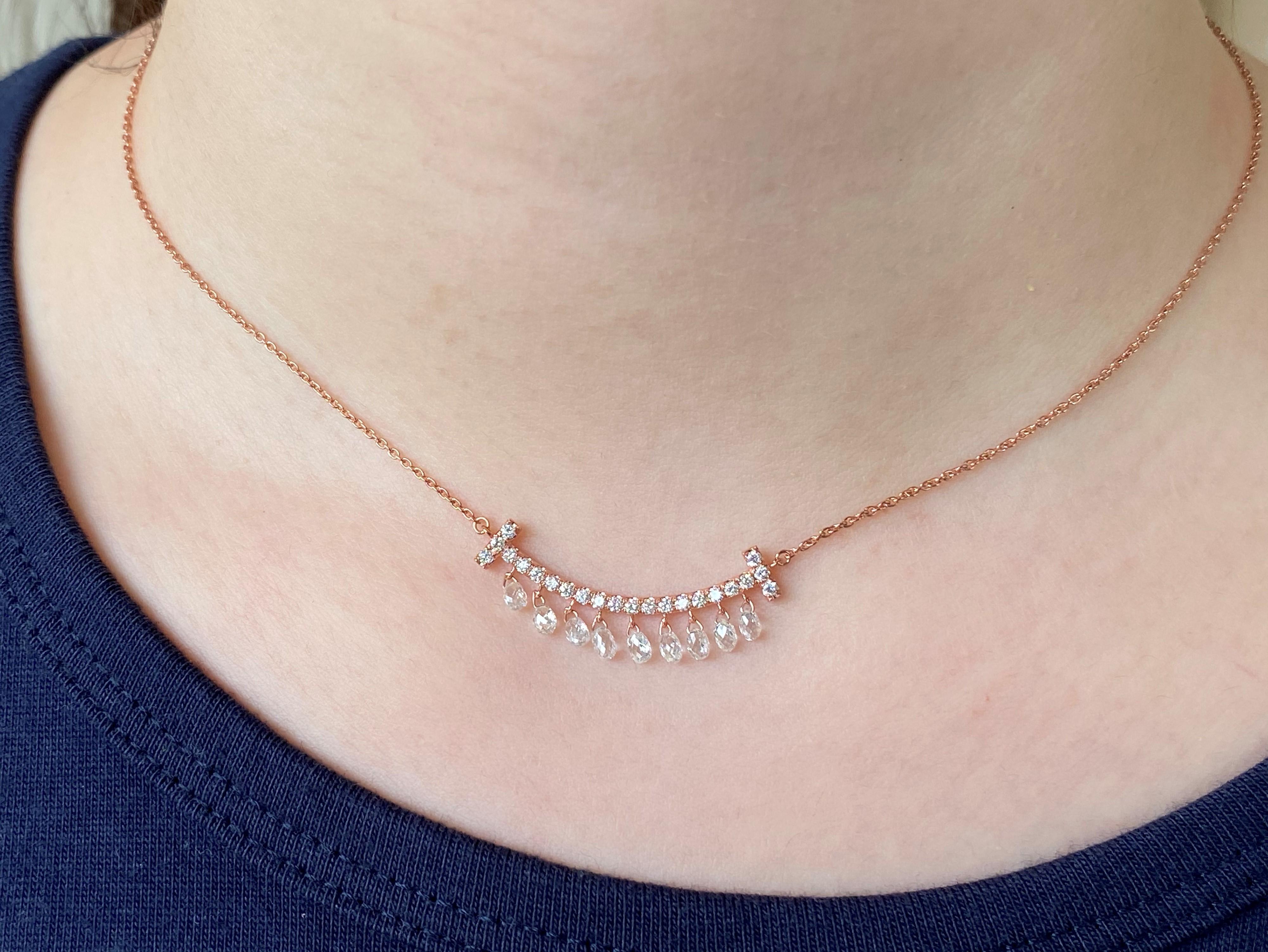 JR 1,49 carati Diamante Briolette Collana pendente in oro rosa 18 carati

Questo pezzo contemporaneo di collana è realizzato con  Briolette di diamanti che evoca femminilità e grazia.
Il girocollo con diamante Briolette è dotato di un cursore a