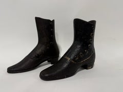 J.R. Palmenbergs & Sons NY, vicino a Pr di manichini in ghisa che formano stivali e fermi per porte