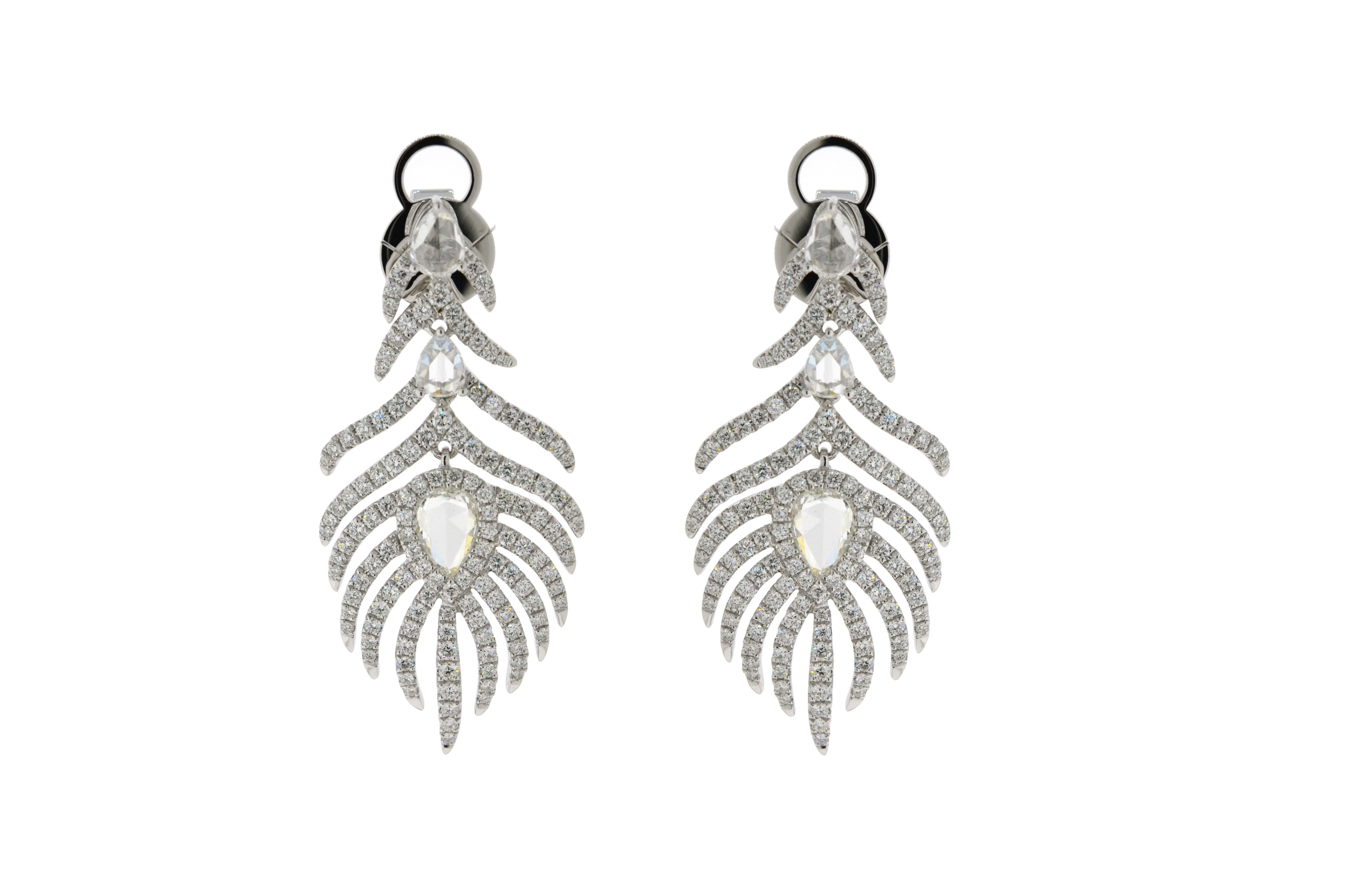 JR Peacock Feather 18 Karat White Gold Earring In New Condition For Sale In Hong Kong, HK