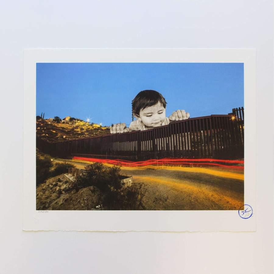 Landscape Print de J.R.  - Gigantes, Kikito, 6 de septiembre de 2017, 19.27 h, Tecate, México - EE.UU., 2017 JR