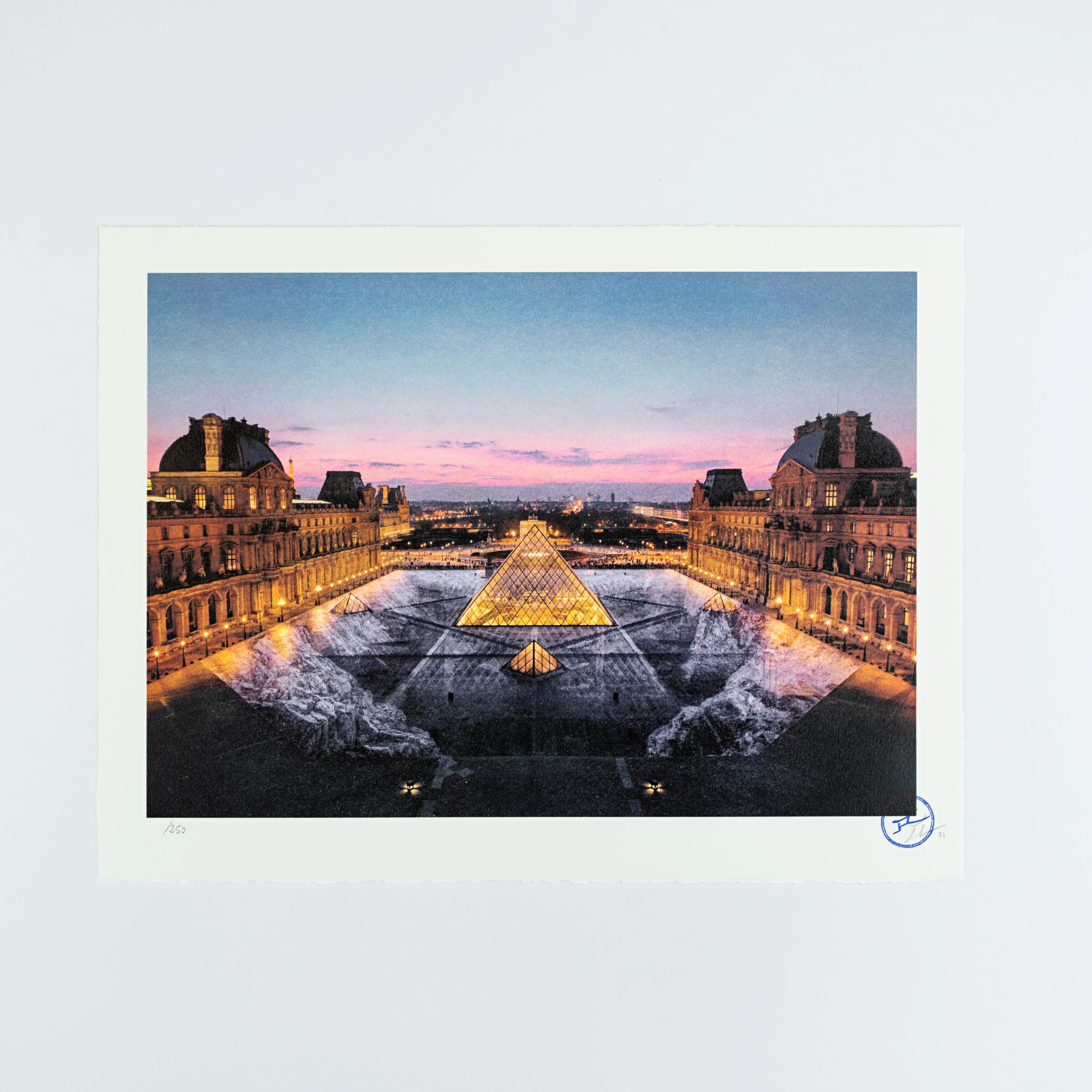 JR au Louvre, 29 Mars 2019, 19H45 Pyramide, Architecte I. M. Pei, Musee Du Lou - Print by J.R. 