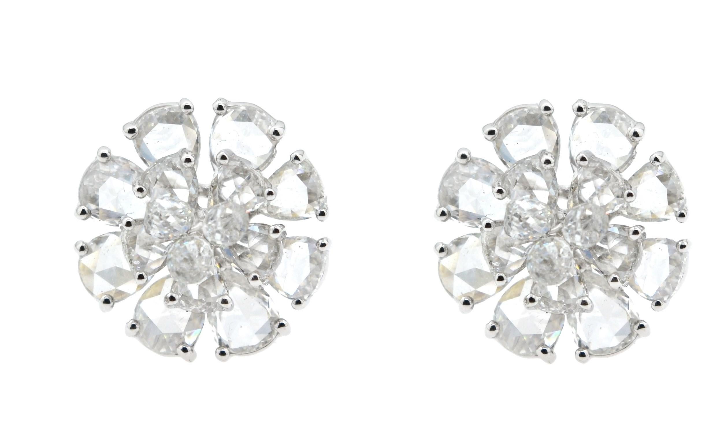 JR Boucle d'oreille en or blanc 18 carats avec fleur en diamant briolette taillé en rose

Fleurs en briolets de diamants blancs et taille rose  c'est ce dont les rêves sont faits. Cette boucle d'oreille fleurie est un véritable rêve. Sa beauté est