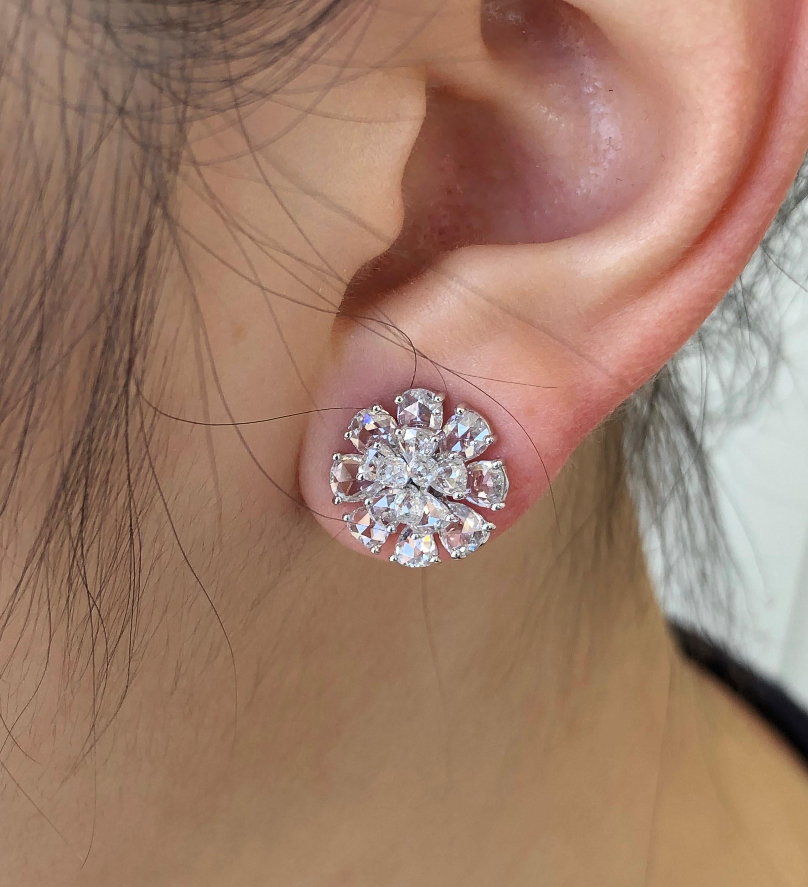 Taille rose JR Boucle d'oreille en or blanc 18 carats avec fleur en diamant briolette taillé en rose en vente