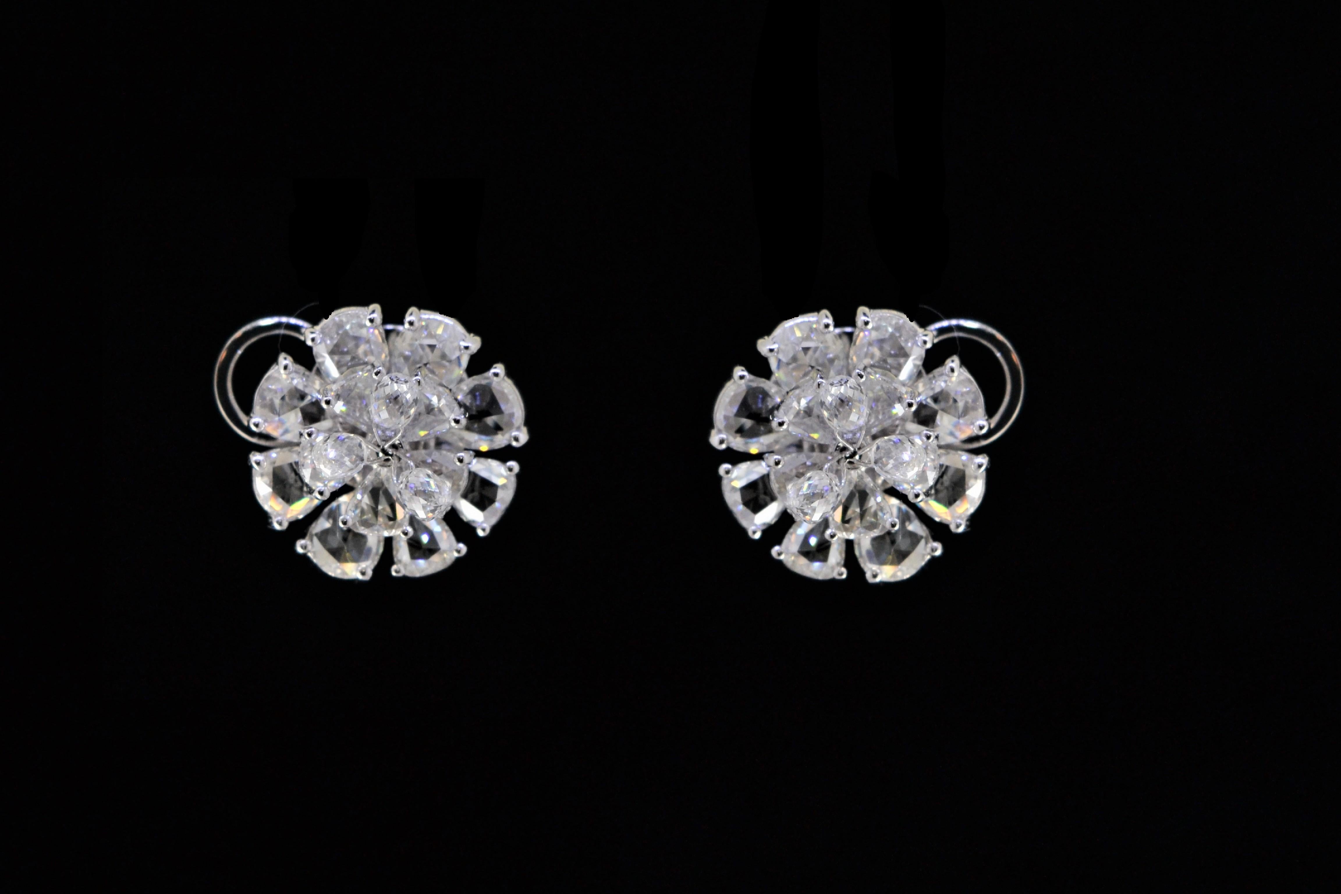 JR Boucle d'oreille en or blanc 18 carats avec fleur en diamant briolette taillé en rose Pour femmes en vente