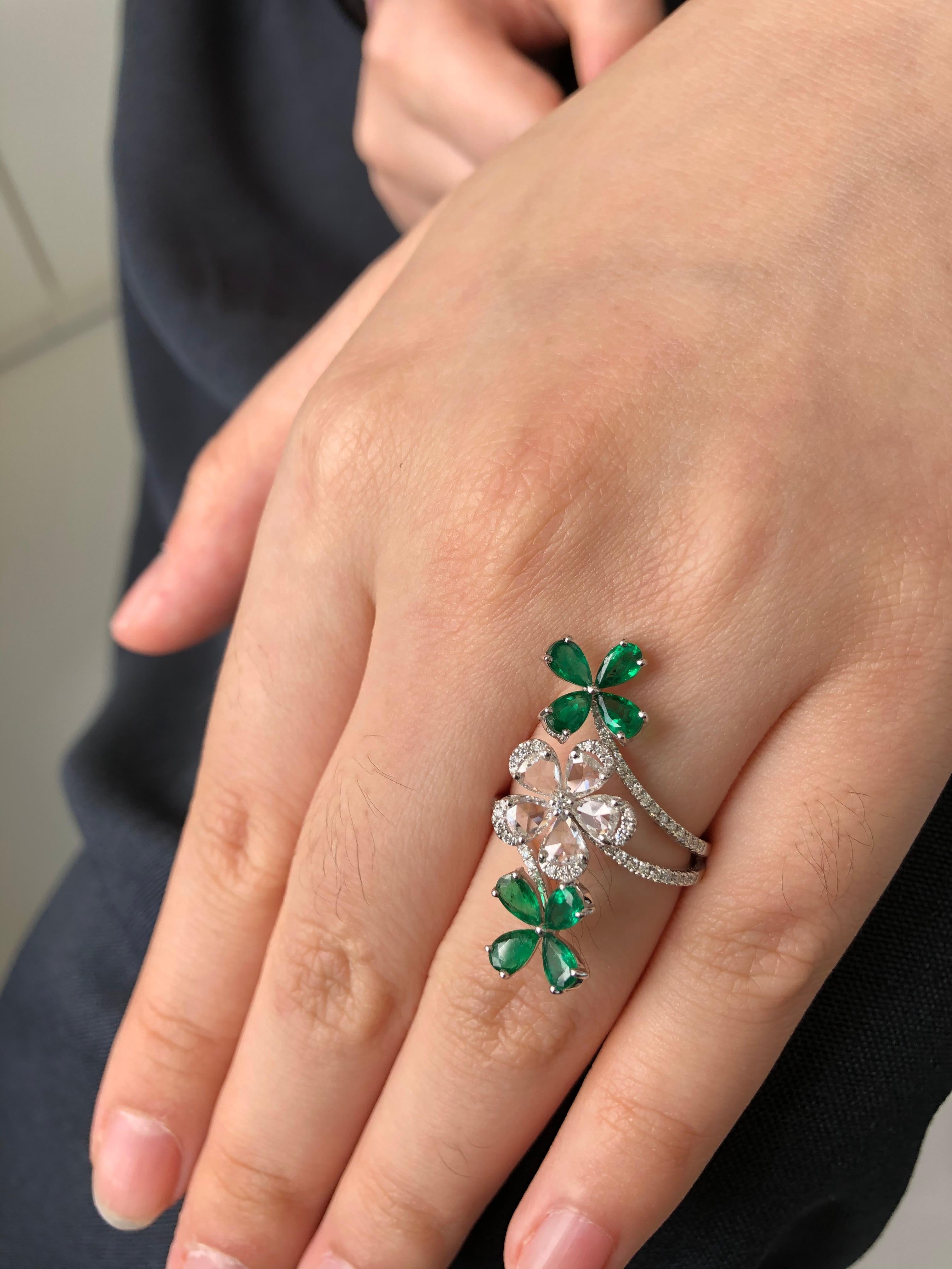 JR Rose Cut Diamond and Emerald Flower 18 Karat White Gold Ring In New Condition For Sale In Hong Kong, HK