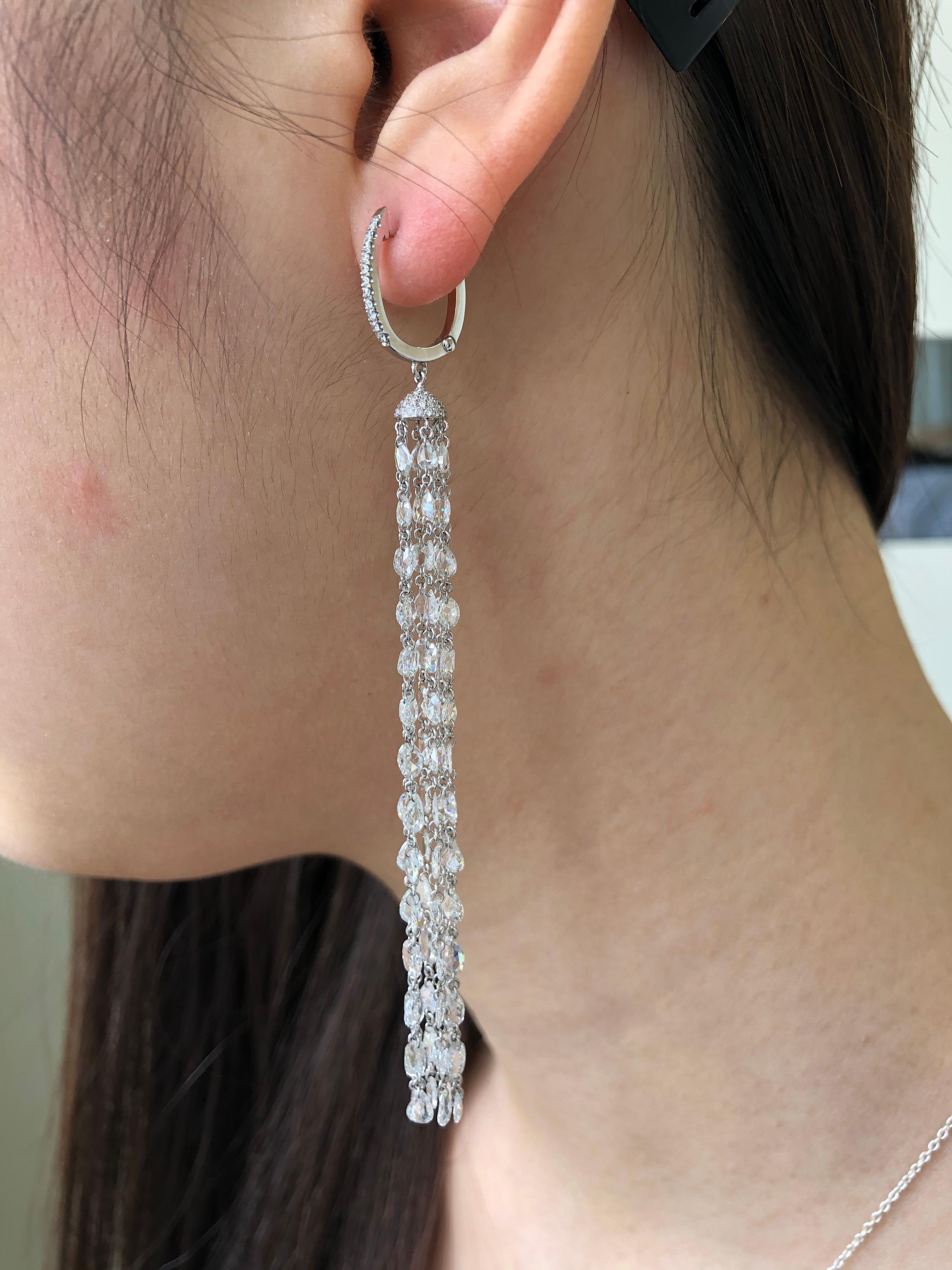 Moderne JR Boucle d'oreille en or blanc 18 carats avec pompons et diamants taillés en rose en vente