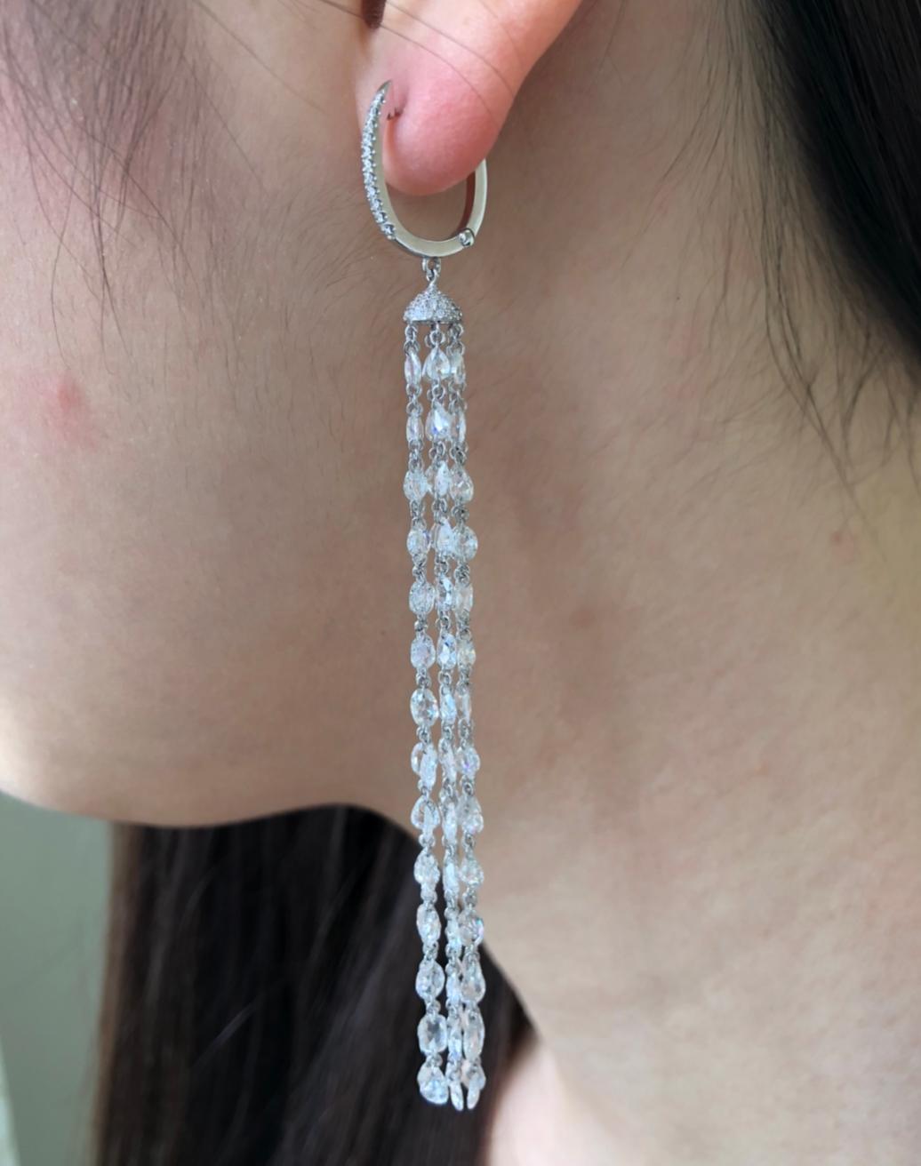 Taille rose JR Boucle d'oreille en or blanc 18 carats avec pompons et diamants taillés en rose en vente