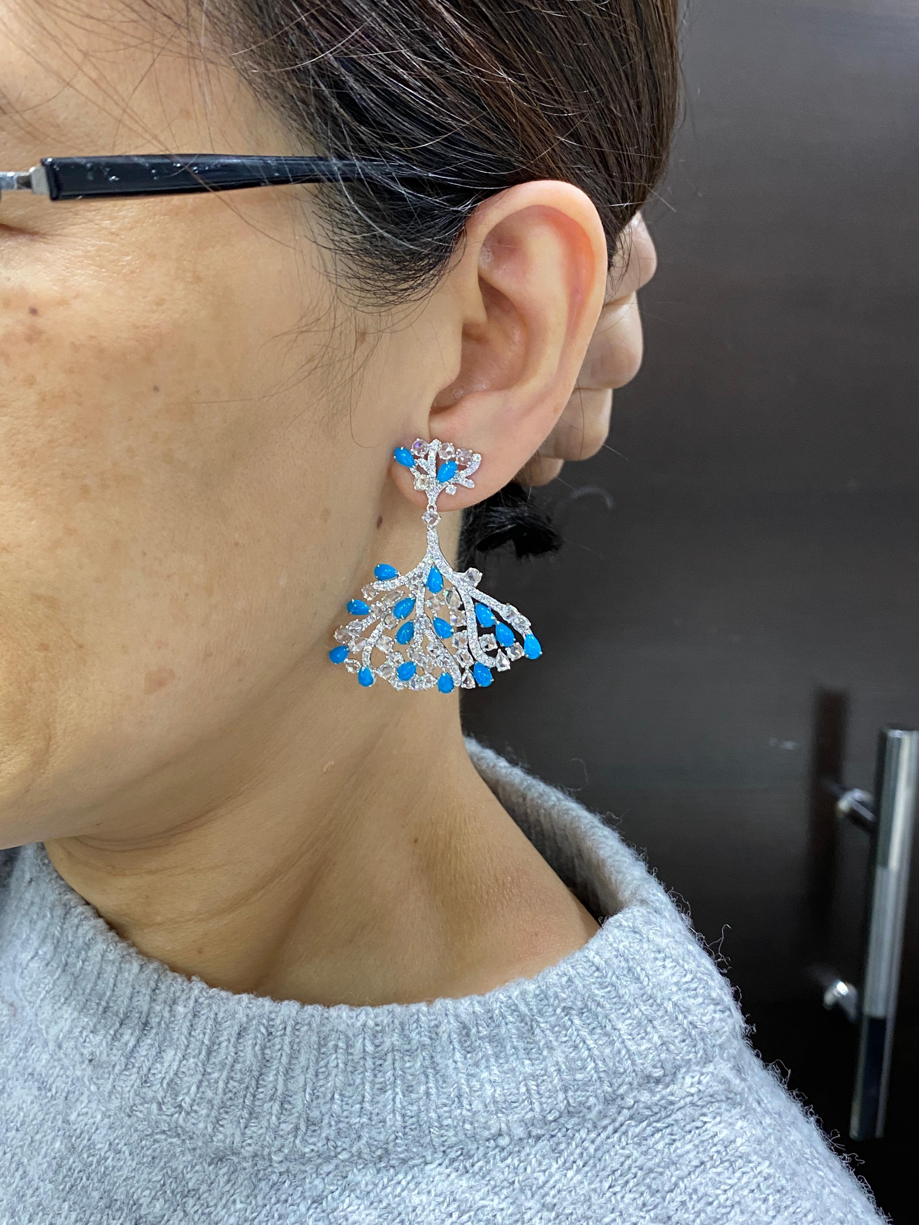 JR, boucles d'oreilles en or blanc 18 carats, turquoise et taille rose

Pleine de brillance et d'éclat, cette boucle d'oreille en diamant taillé en rose et turquoise sera une pièce parfaite pour votre ensemble.

Poids du diamant : 7,28