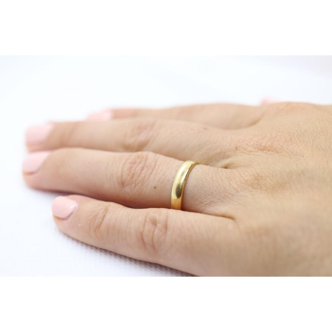 Vintage from the 1920s
Size: 5 1/4 US
Materials: Gold
Band Color: Gold

Style: Art deco

Vintage Wedding Band made a popular company. Hallmarked 18k W. Made by JR WOODS possible in the 1920s. Beautiful Half Round Bulky Design

Condition: has tiny