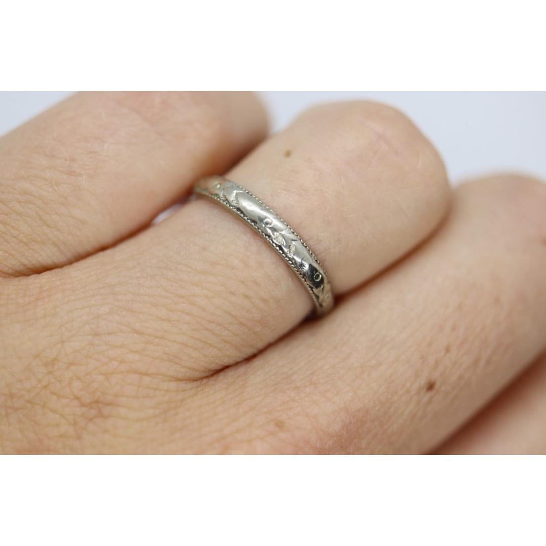 Vintage from the 1920s
Size: 6 US
Materials: Gold
Band Color: Silver

Style: Art Deco

Vintage Wedding Band made a popular company. Hallmarked 18k W. Made by JR WOODS possible in the 1920s. This band is 18k White Gold. Beautiful orange blossom