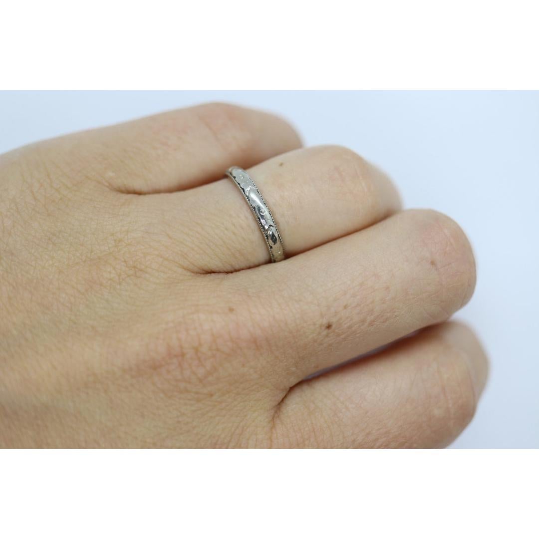 JR Wood and Sons 18K Band. 18k White Gold Embossed Flower Blossom Antique 1920s In Good Condition For Sale In Port Charlotte, FL