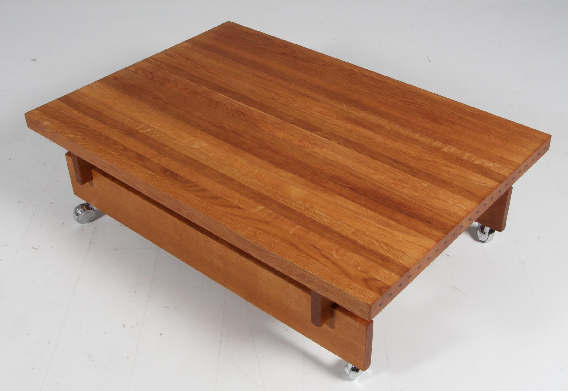 Jørgen Aakjær coffee table in solid oil treated oak, mounted on wheels.

Made by Møbelintarsia.

Made in Denmark in the 1960s.