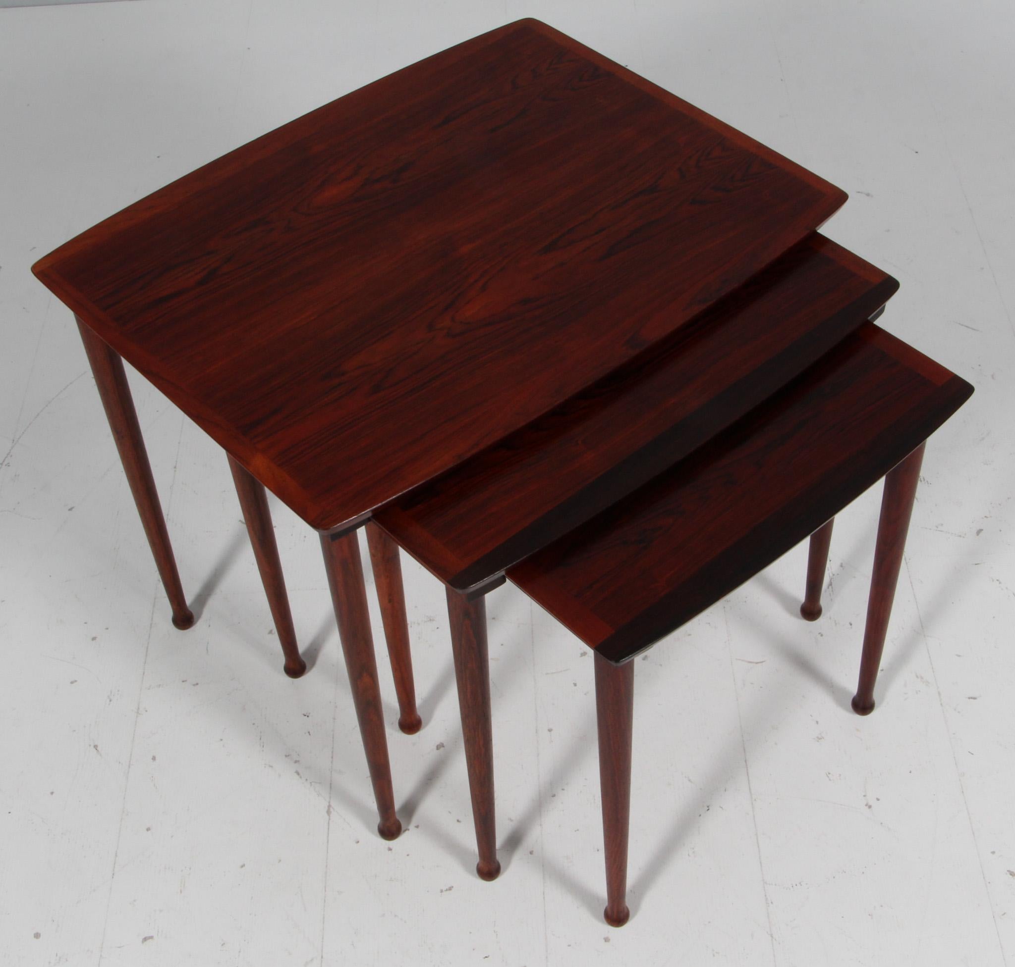 Jørgen Aakjær set de trois tables gigognes en bois de rose, avec des pieds en bois de rose massif en forme de pilon.

Fabriqué au Danemark dans les années 1960.