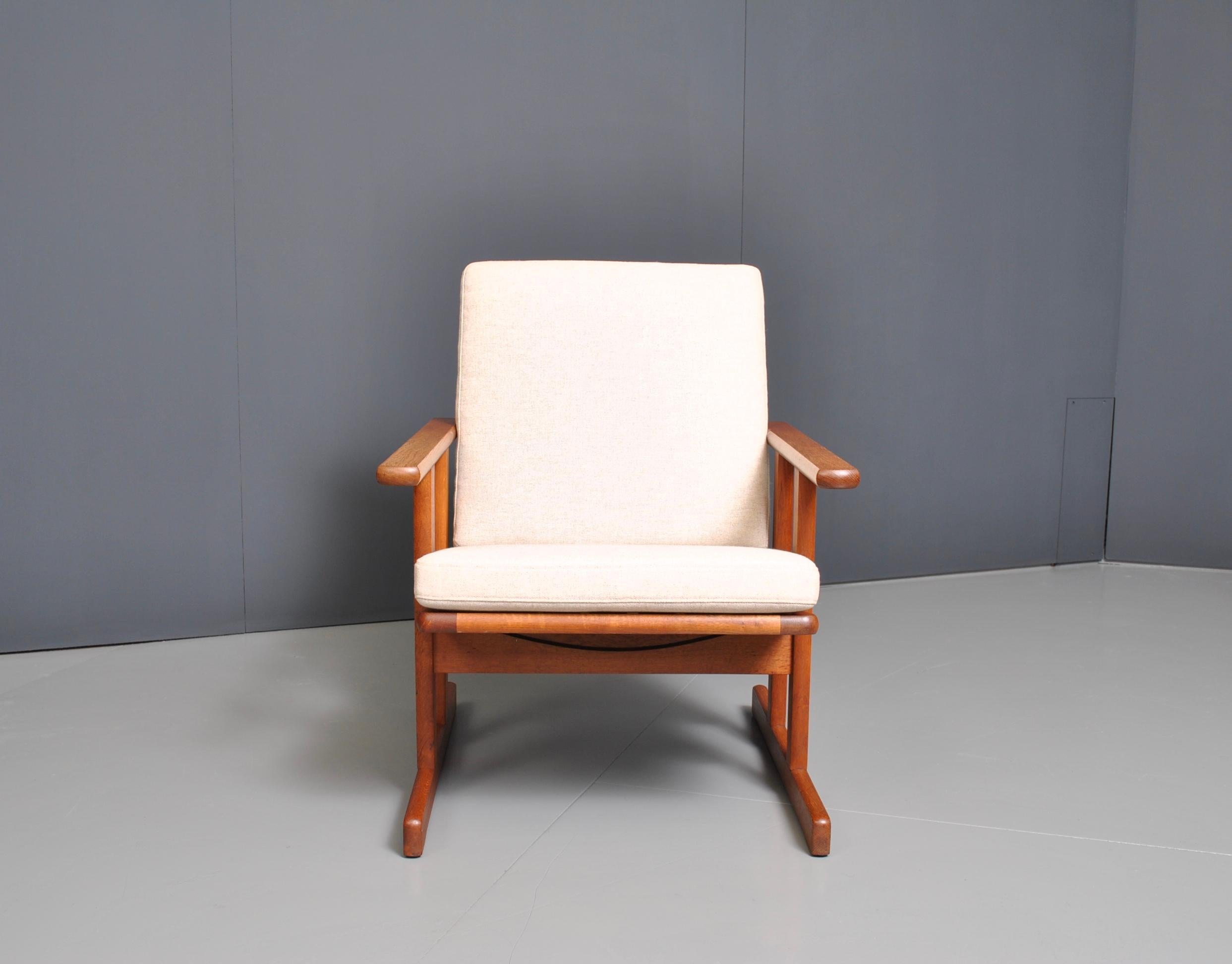An early oak armchair by Jørgen Baekmark for FDB Møbler. Produced by FDB, circa 1950. Pure minimal Modernism in design with a serious nod to the mission and Arts & Crafts aesthetic. A rare early-midcentury easy chair. Fully reupholstered.