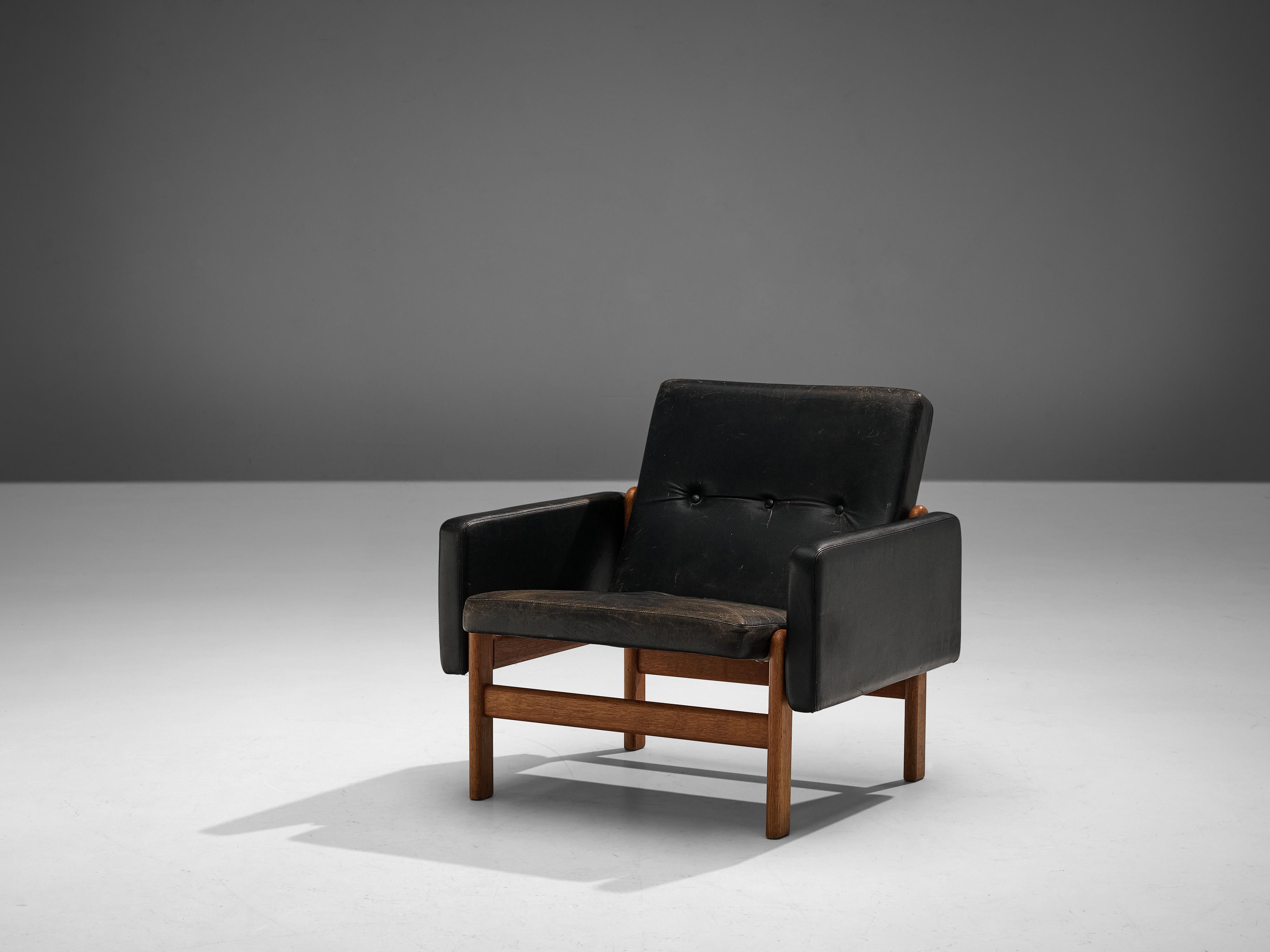 Jørgen Bækmark for FDB Møbler, easy chair, teak and leather, Denmark, 1960s

Easy chair designed by Jørgen Bækmark for FDB Møbler in the 1960s. This chair is simplistic yet elegant and modern in design. Due to the structured frame, it has a very