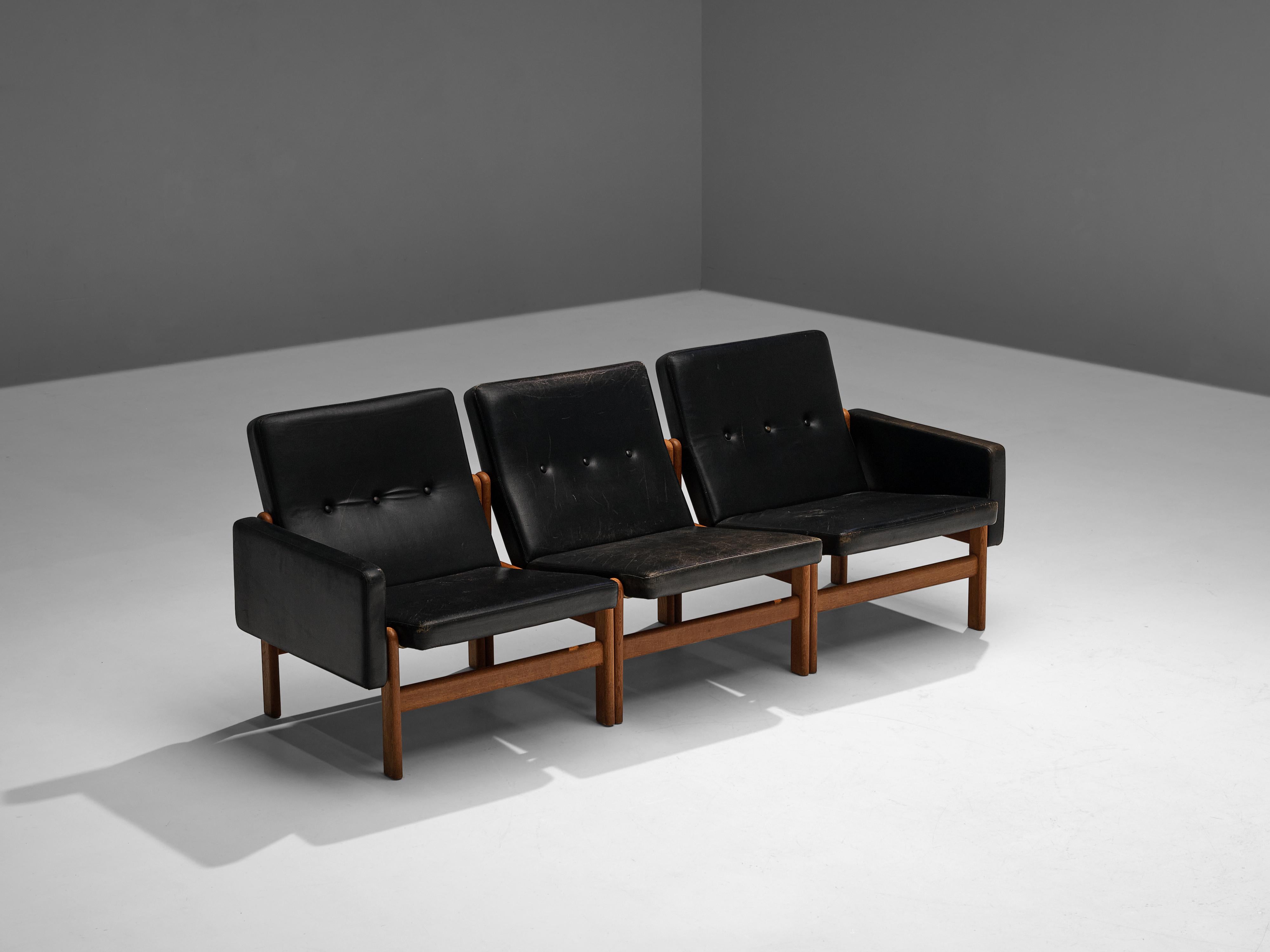 Jørgen Bækmark for FDB Møbler, modular sofa, teak and leather, Denmark, 1960s

Modular sofa designed by Jørgen Bækmark for FDB Møbler in the 1960s. This modular sofa consists of three pieces, one seating and two seatings with an armrest. Overall, it