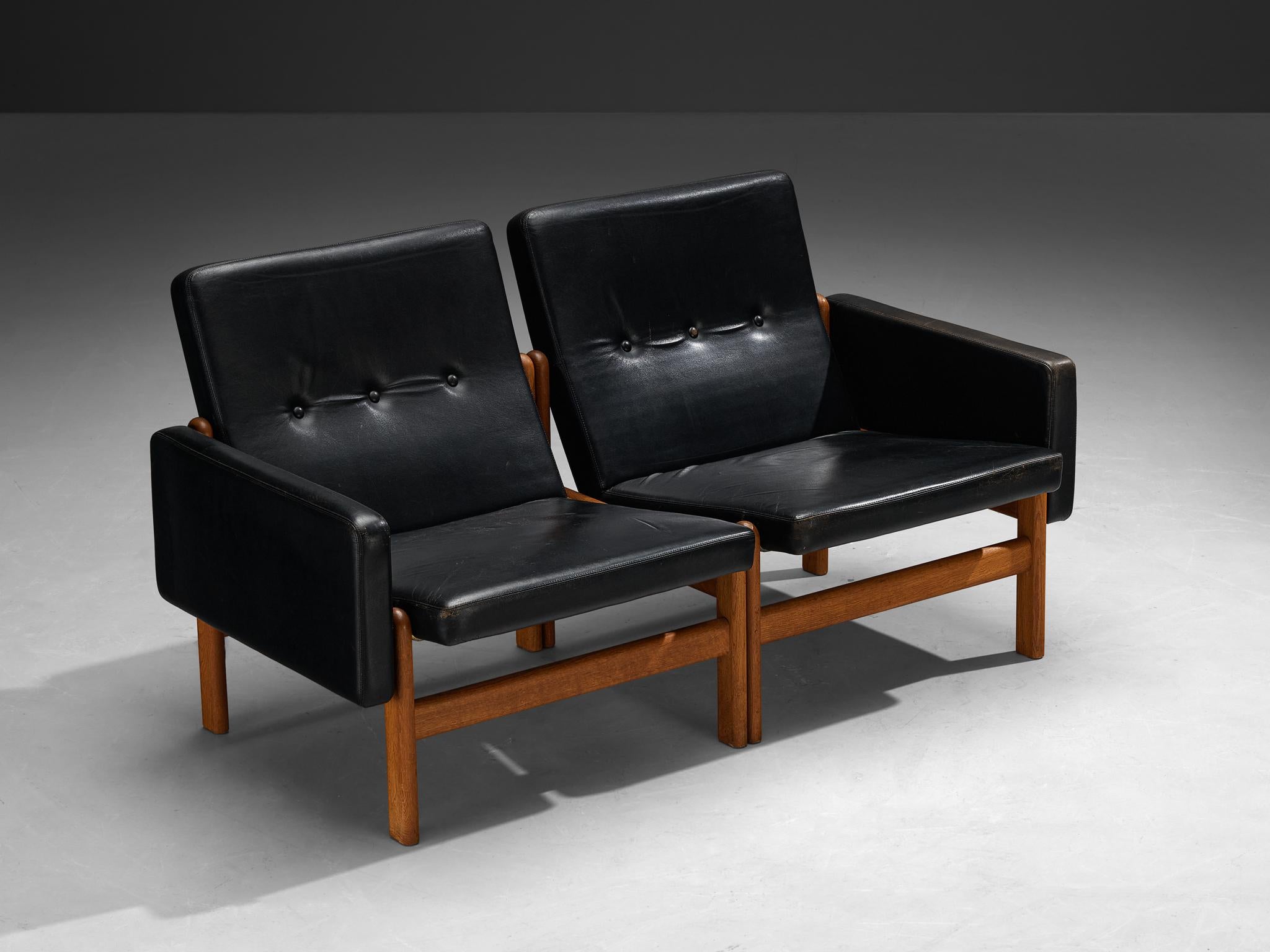 Jørgen Bækmark für FDB Møbler, modulares Sofa, Eiche, Leder, Dänemark, 1960er Jahre

Das modulare Sofa, das Jørgen Bækmark in den 1960er Jahren für FDB Møbler entwarf, besteht aus zwei Sitzelementen, die jeweils eine Armlehne auf einer Seite haben.