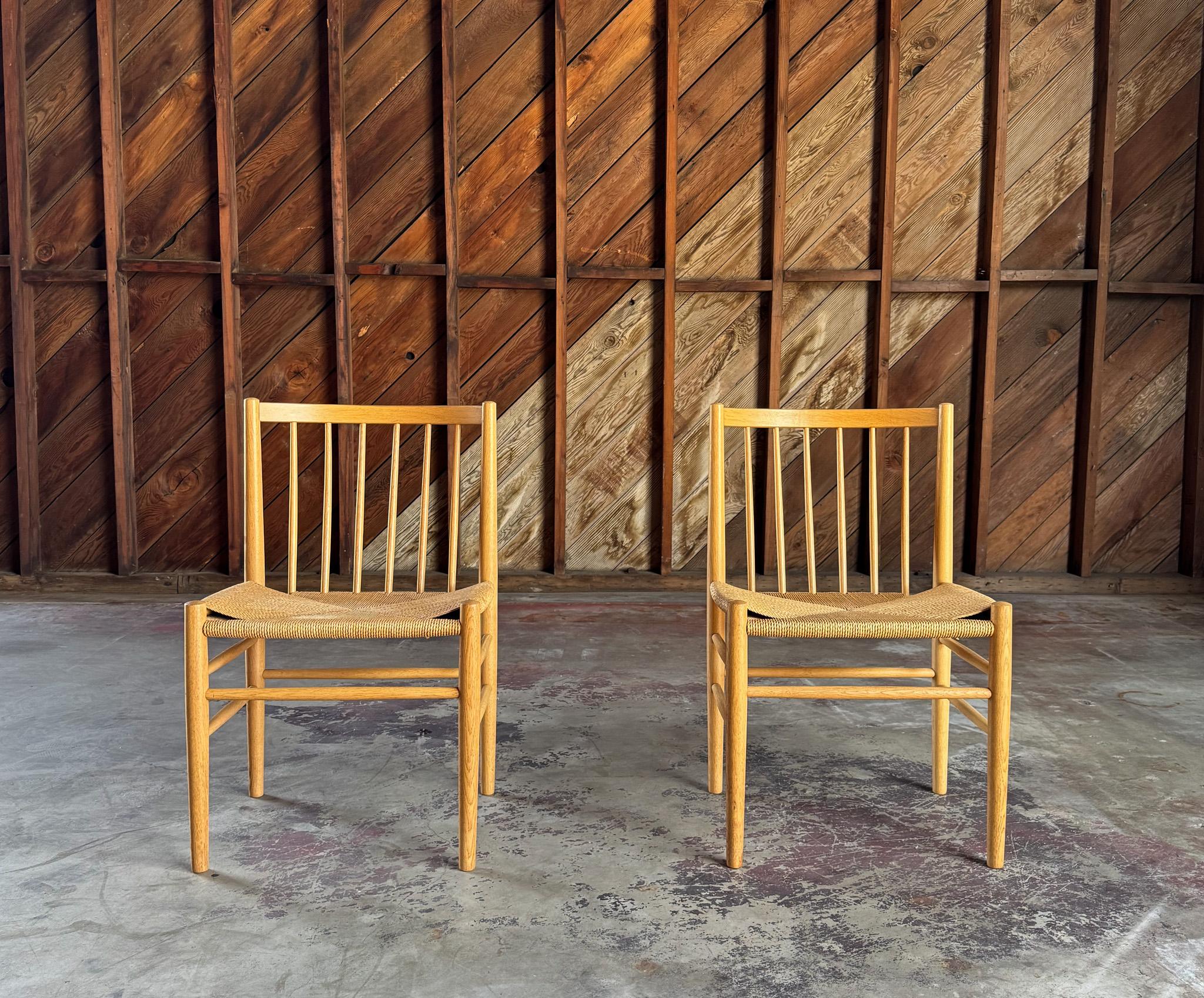 Sedie con schienale a fuso in Oak di Jørgen Bækmark per FDB Møbler, Danimarca, 1960 ca. in vendita 3