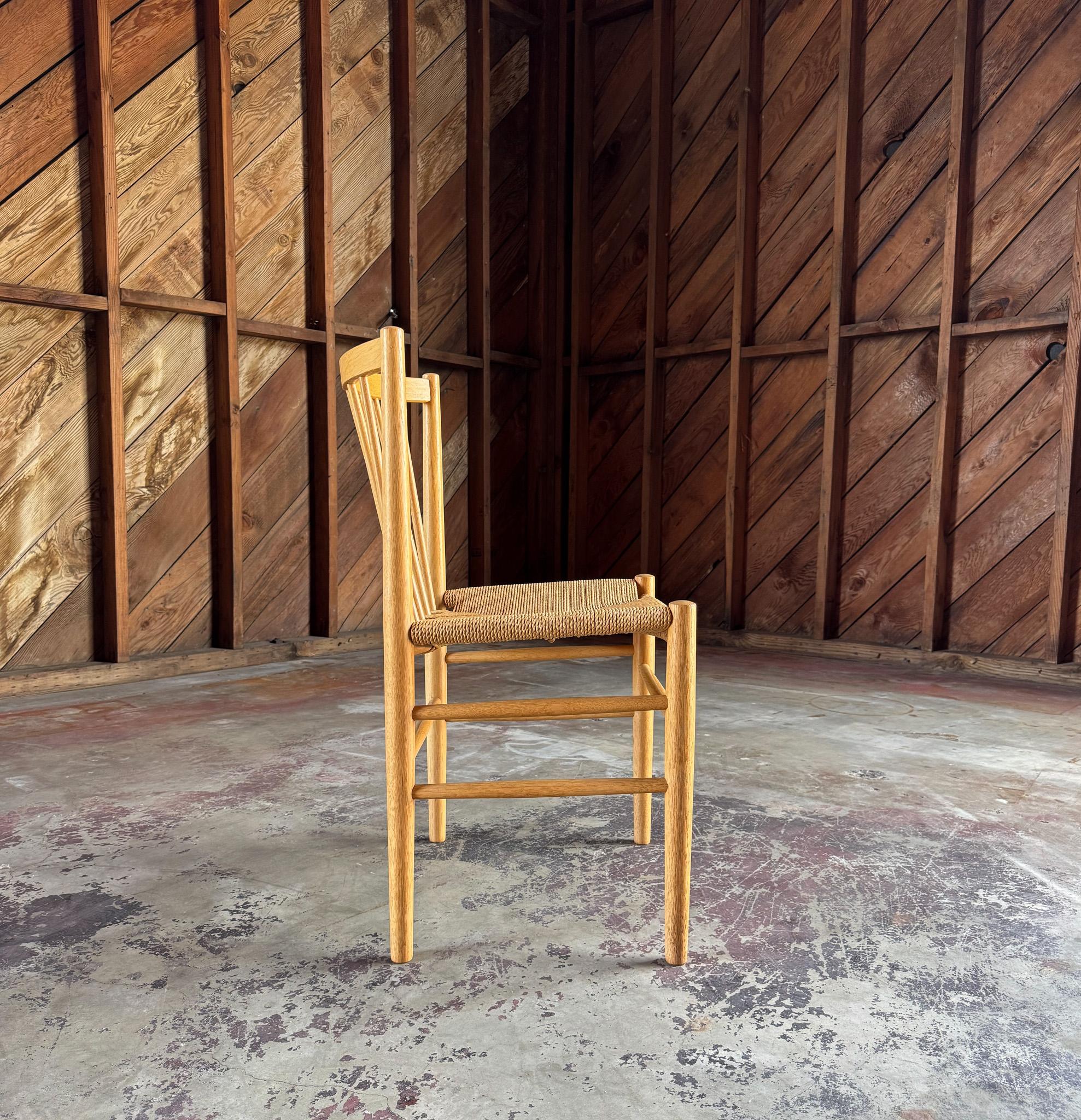 Sedie con schienale a fuso in Oak di Jørgen Bækmark per FDB Møbler, Danimarca, 1960 ca. in vendita 7