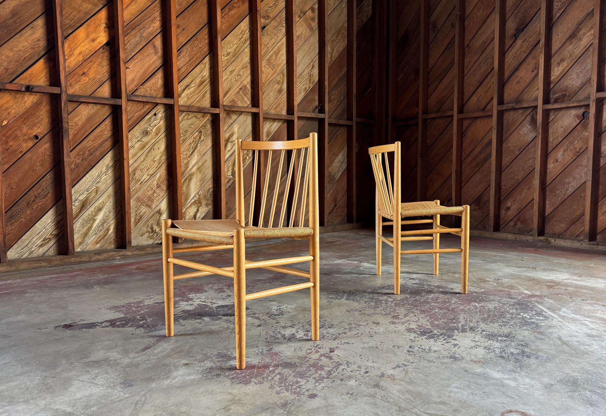 Mid-Century moderno Sedie con schienale a fuso in Oak di Jørgen Bækmark per FDB Møbler, Danimarca, 1960 ca. in vendita