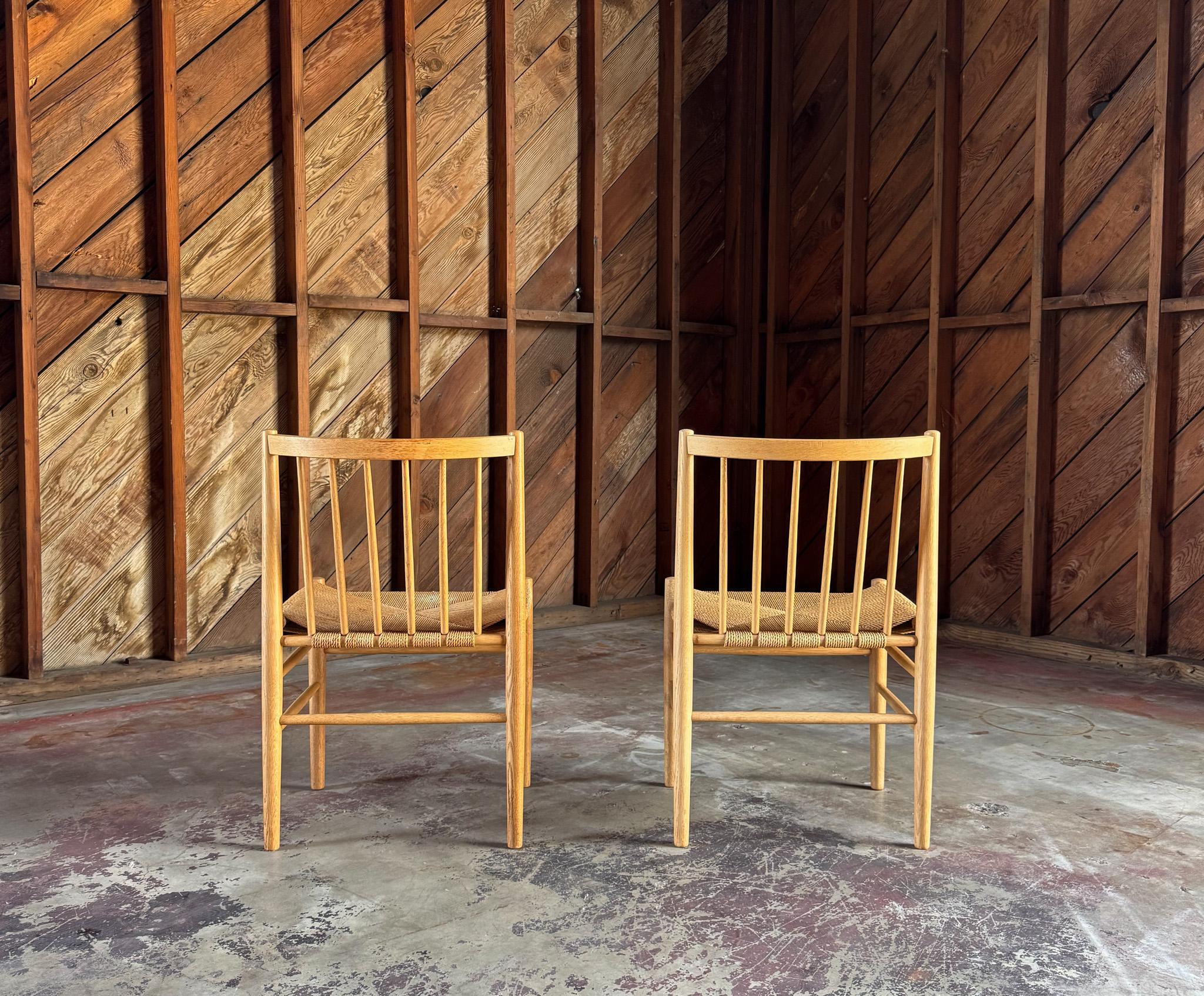 Sedie con schienale a fuso in Oak di Jørgen Bækmark per FDB Møbler, Danimarca, 1960 ca. In condizioni buone in vendita a San Juan Capistrano, CA