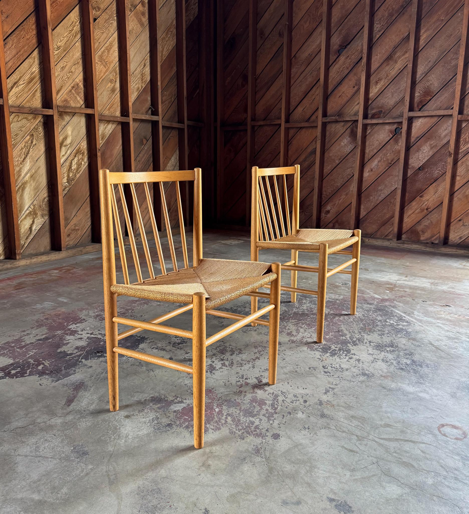 Sedie con schienale a fuso in Oak di Jørgen Bækmark per FDB Møbler, Danimarca, 1960 ca. in vendita 1