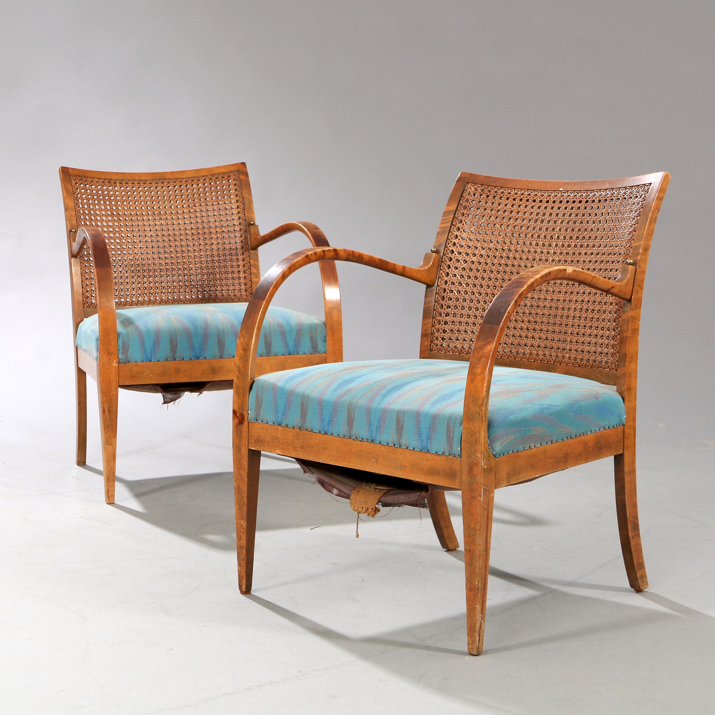 A pair of nut wood armchairs. Seat with blue patterned fabric. Back with woven cane. Made by cabinetmaker Jørgen Christensen. (2)
Condition:
Wear of use, including scratches. Girths with defects.