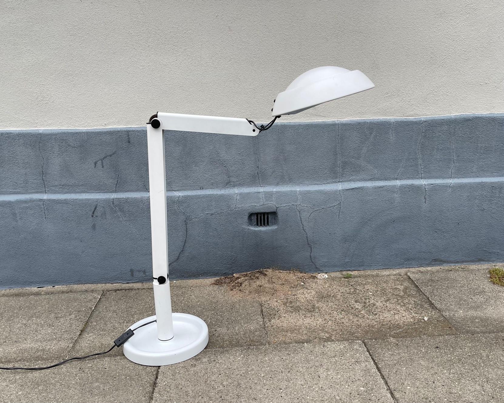 A large Functionalist white architect metal desk lamp. Designed during the 1980s by danish architect Jørgen Gammelgaard and manufactured by Pandul in Denmark during the 1990s. Its fully adjustable and features 3 bendable joints, adjustable shade and
