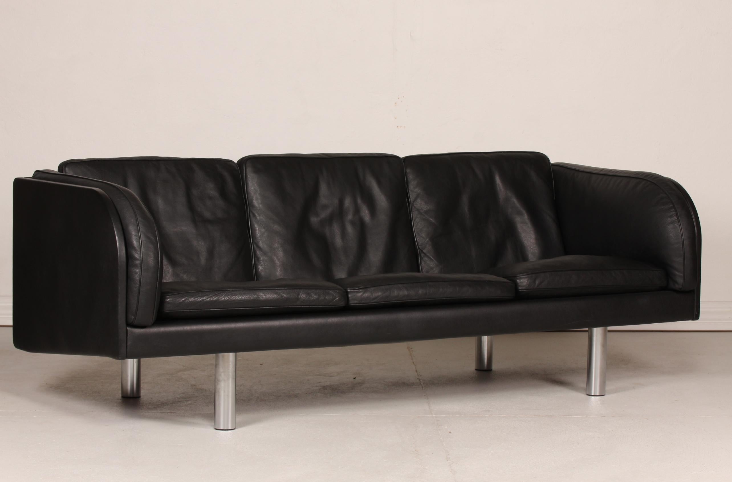 Danish vintage Jørgen Gammelgaard (1938-1991) sofa for 3 persons model EJ 20/3 manufactured by Erik Jørgensens Møbelfabrik.
It's upholstered with the original black leather in very delicate aniline quality and the legs are made of metal.

Very