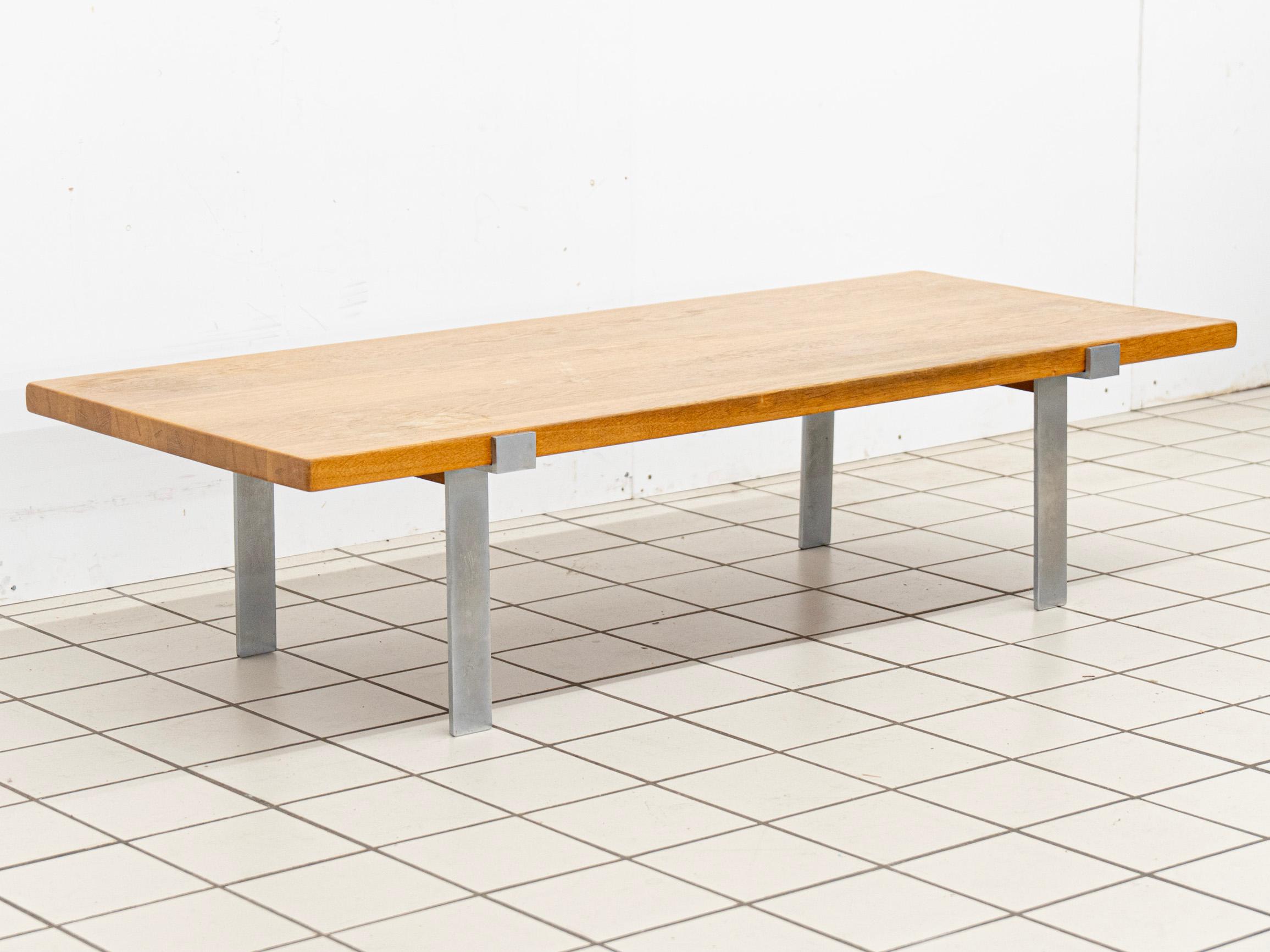 Questo tavolino da caffè di Jørgen Høj per Niels Vitsøe è un esempio straordinario di design scandinavo di metà secolo, con un piano in rovere massiccio ed eleganti gambe in acciaio. La sua forma minimalista e la sua eleganza funzionale riflettono