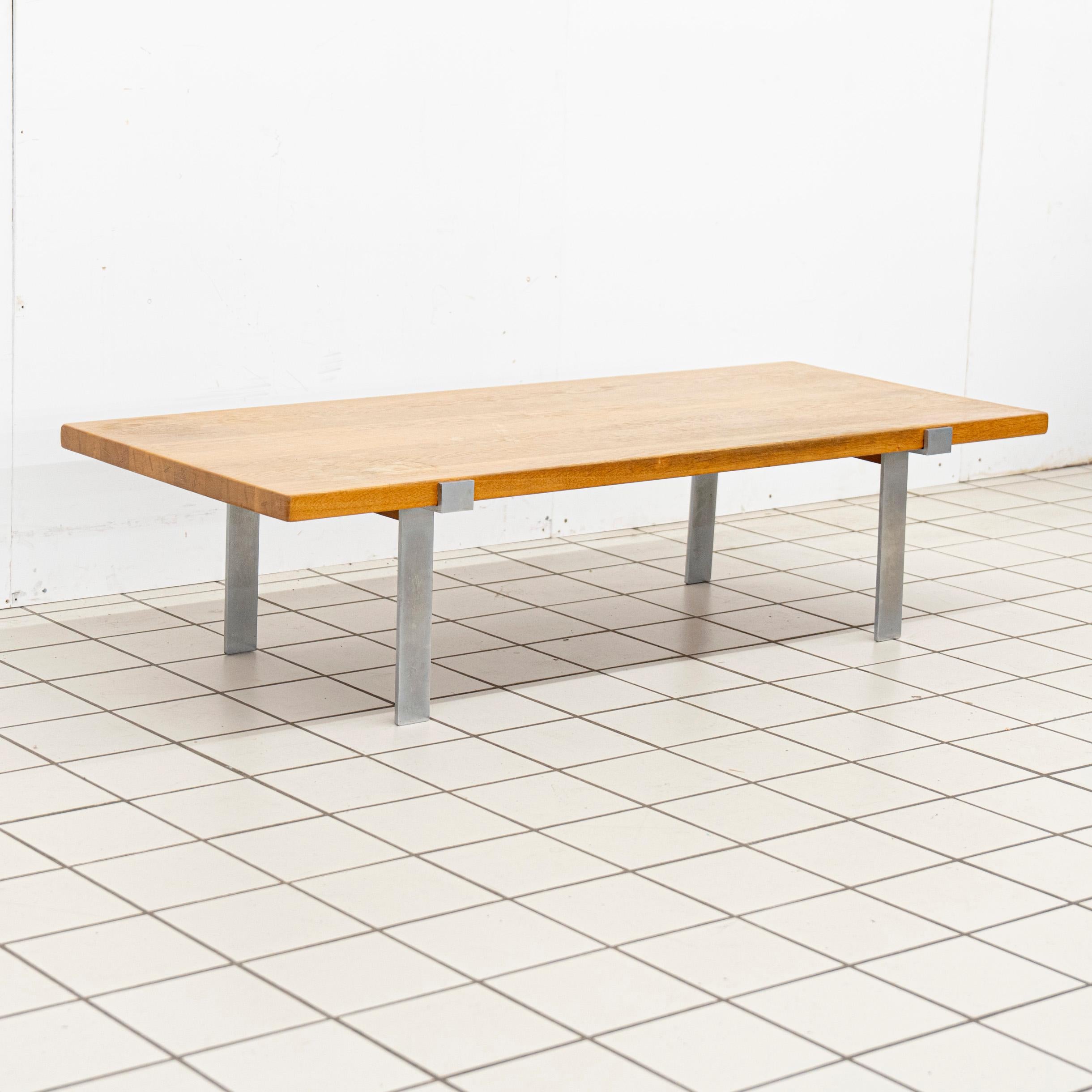 Scandinavo moderno Jørgen Høj per Niels Vitsøe Tavolino lungo in Oak e acciaio in vendita