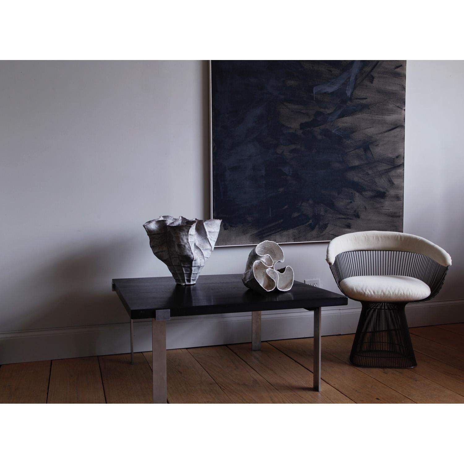 Nacido en 1925, Jørgen Høj se formó primero como obrero metalúrgico y tapicero. A partir de los años 50, dirigió su propia oficina de diseño, produciendo muebles minimalistas y planos, como esta llamativa mesa de centro.
