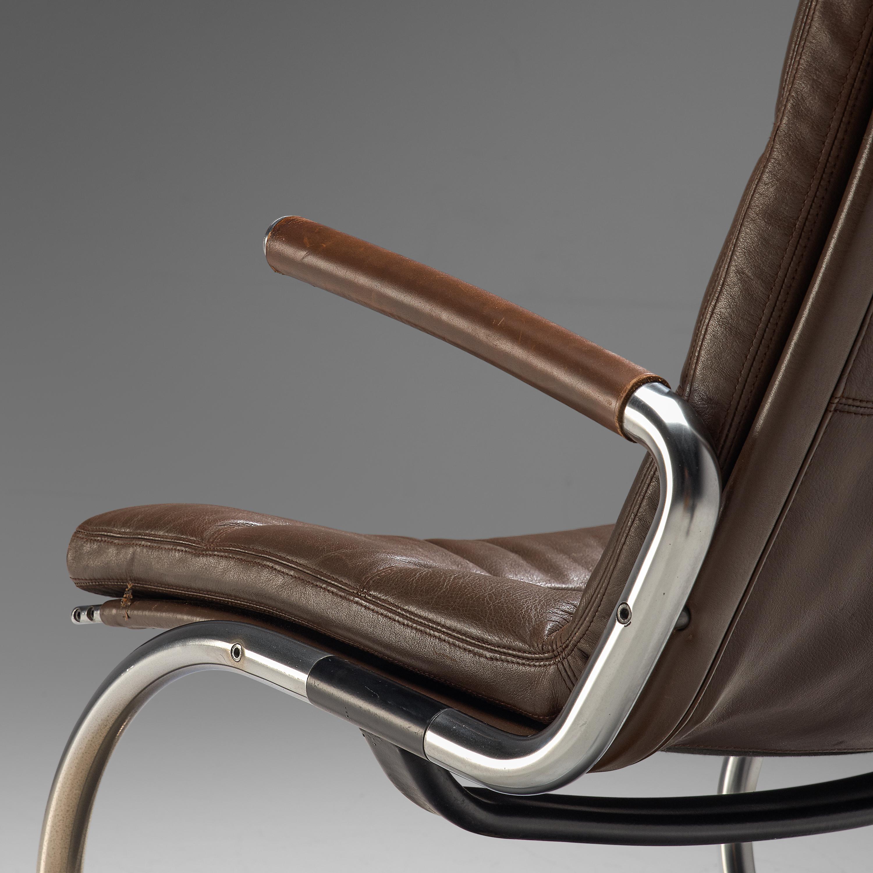 Danois Jørgen Kastholm Paire de chaises longues tubulaires en cuir  en vente