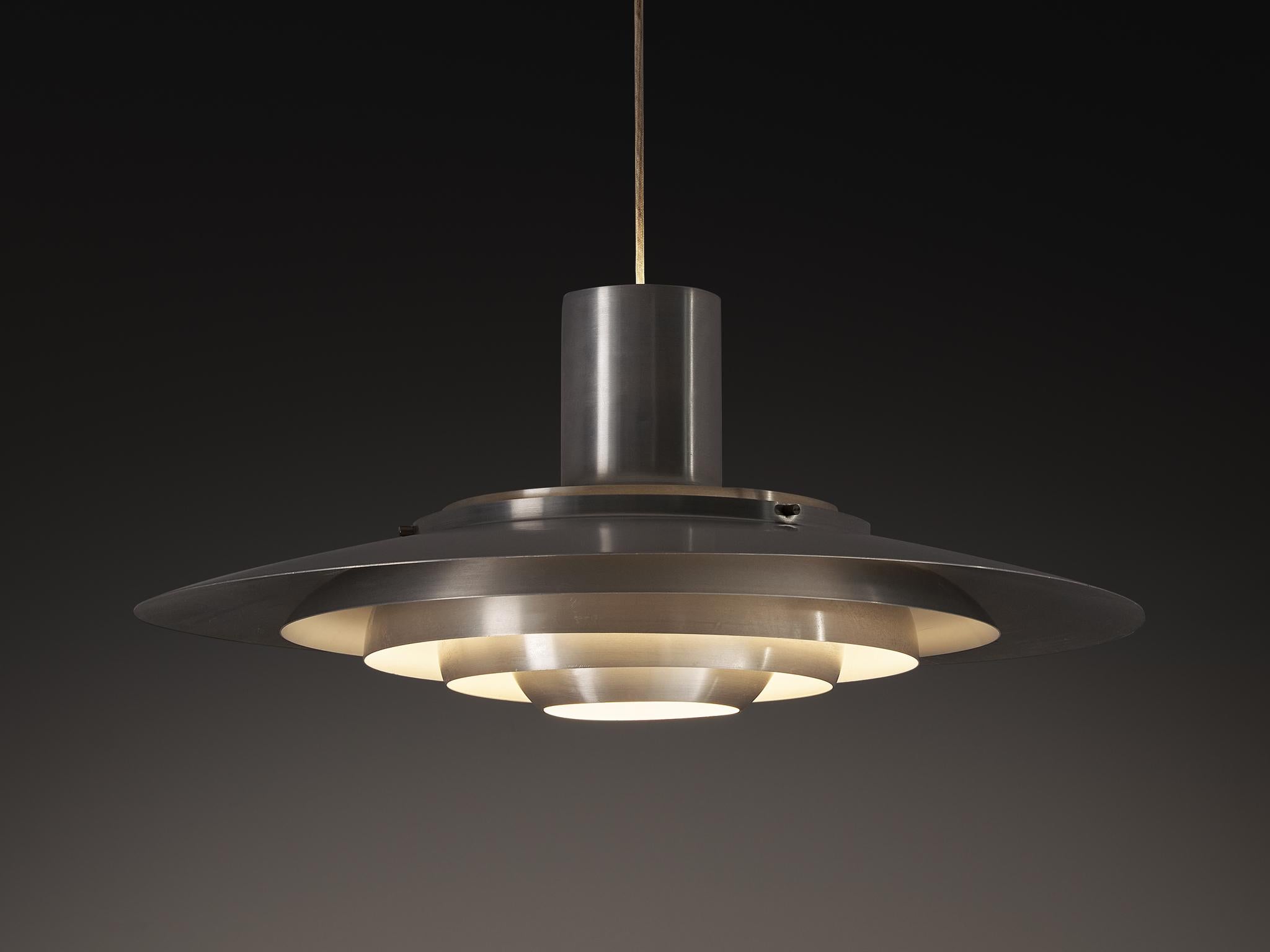 Jørgen Kastholm & Preben Juhl Fabricius, Aluminium, Dänemark, Entwurf 1963, spätere Produktion

Die 1963 von dem dänischen Duo Jørgen Kastholm und Preben Juhl Fabricius entworfene, markante Pendelleuchte ist ein Beispiel für die klaren Linien und