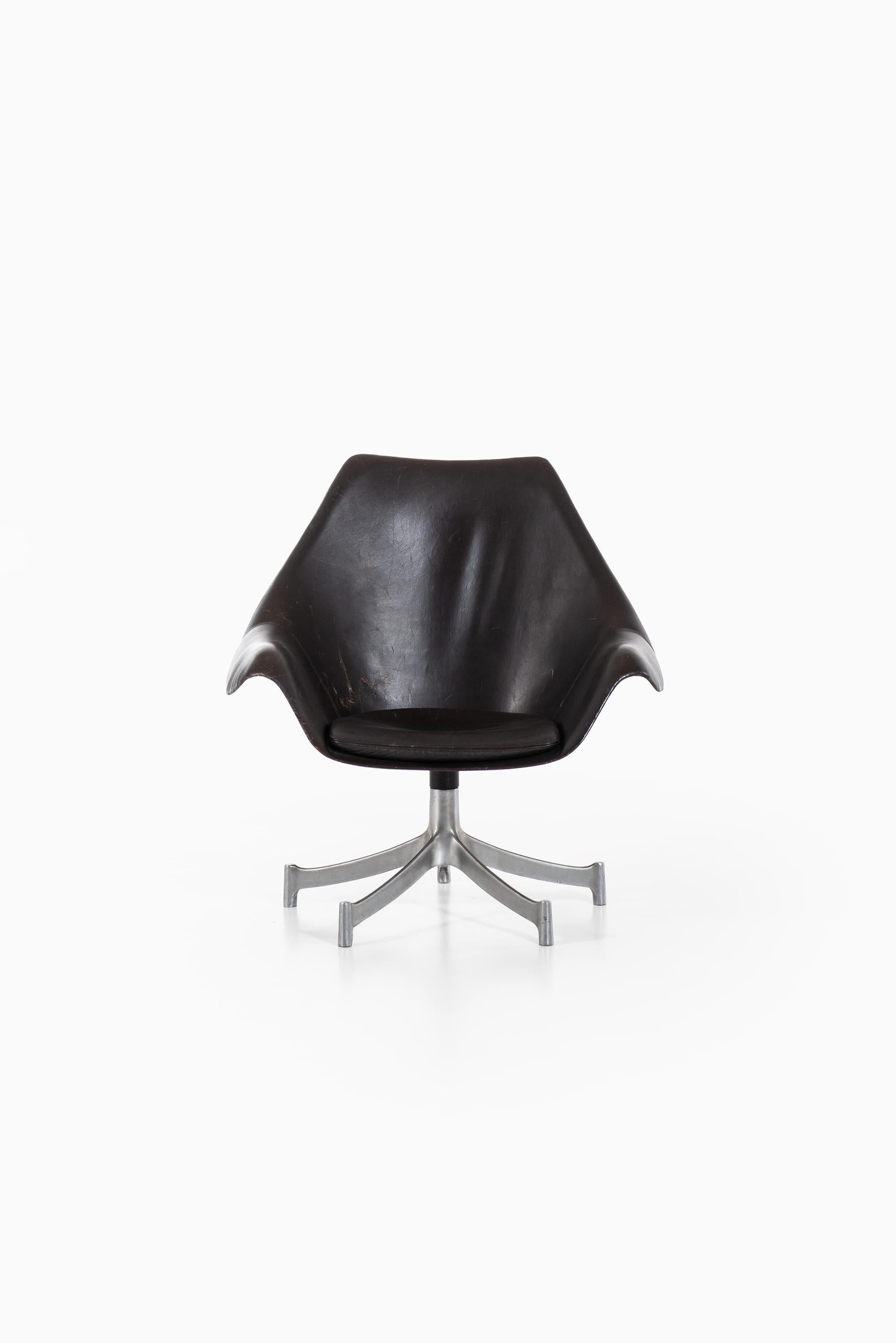 Very rare easy chair designed by Jørgen Lund & Ole Larsen. Produced by Bo-Ex in Denmark.
