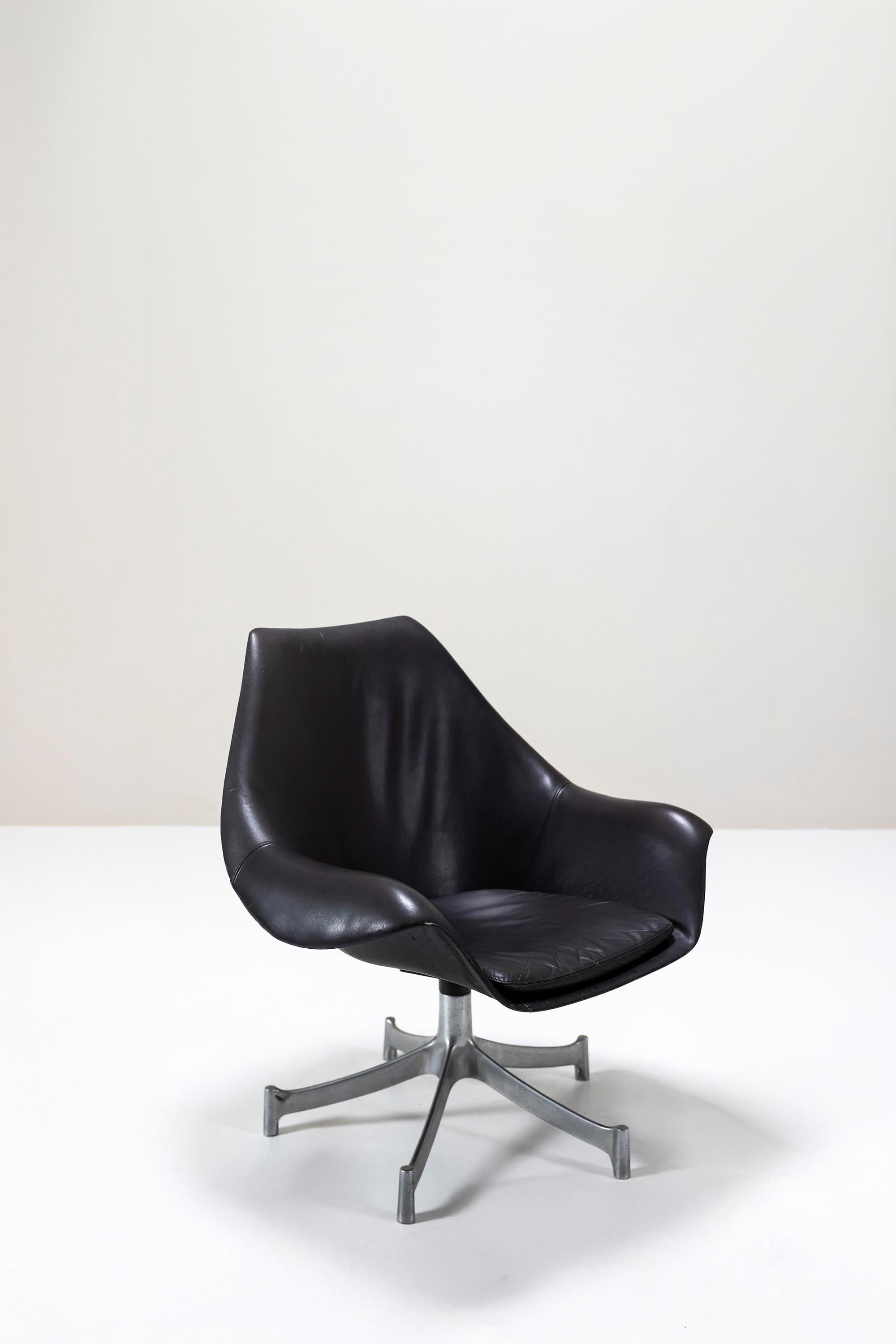Esempio lampante di design moderno danese, la poltrona lounge Model 932 di Jørgen Lund & Ole Larsen racchiude un'eleganza funzionale. Prodotto da Bo-Ex in Danimarca tra il 1965 e il 1966, questo pezzo raro combina la forma scultorea con il comfort