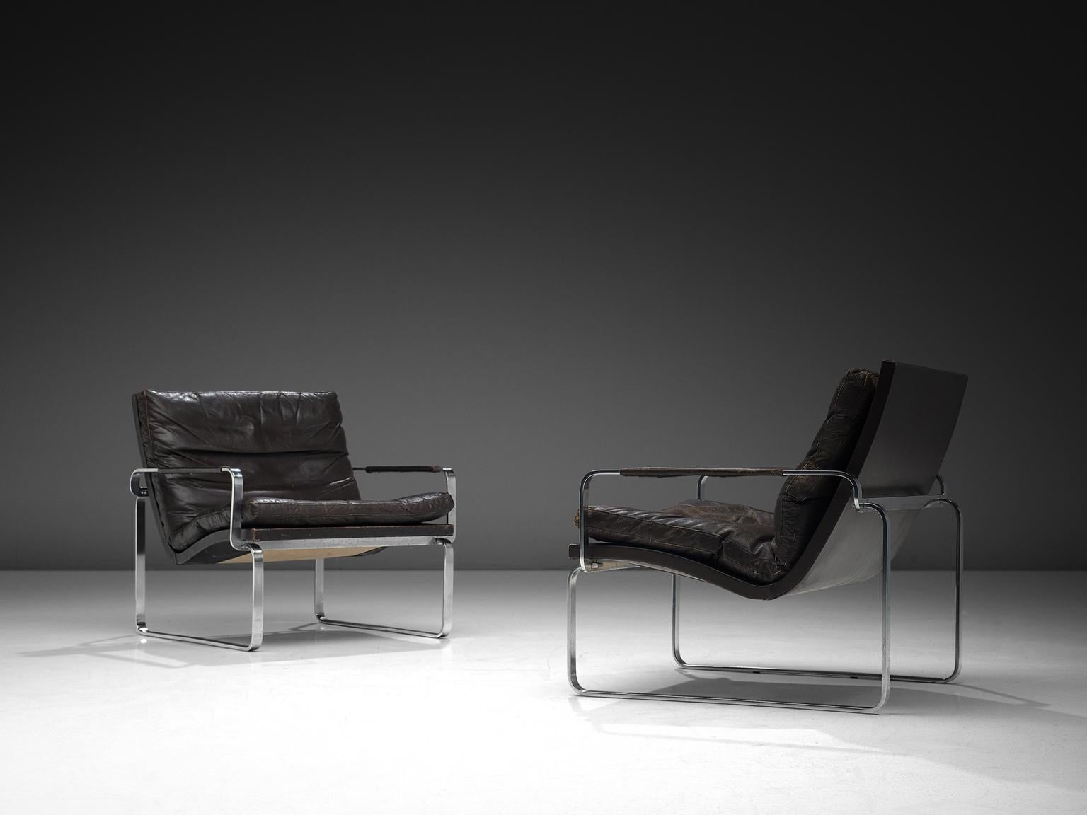 Jørgen Lund & Ole Larsen per Bo-Ex, coppia di sedie lounge, modello 'BO 911', pelle, acciaio cromato, legno laccato, Wood, 1979

Disegnate da Jørgen Lund & Ole Larsen, queste sedie lounge BO 911 si distinguono per il loro intrigante gioco di volumi