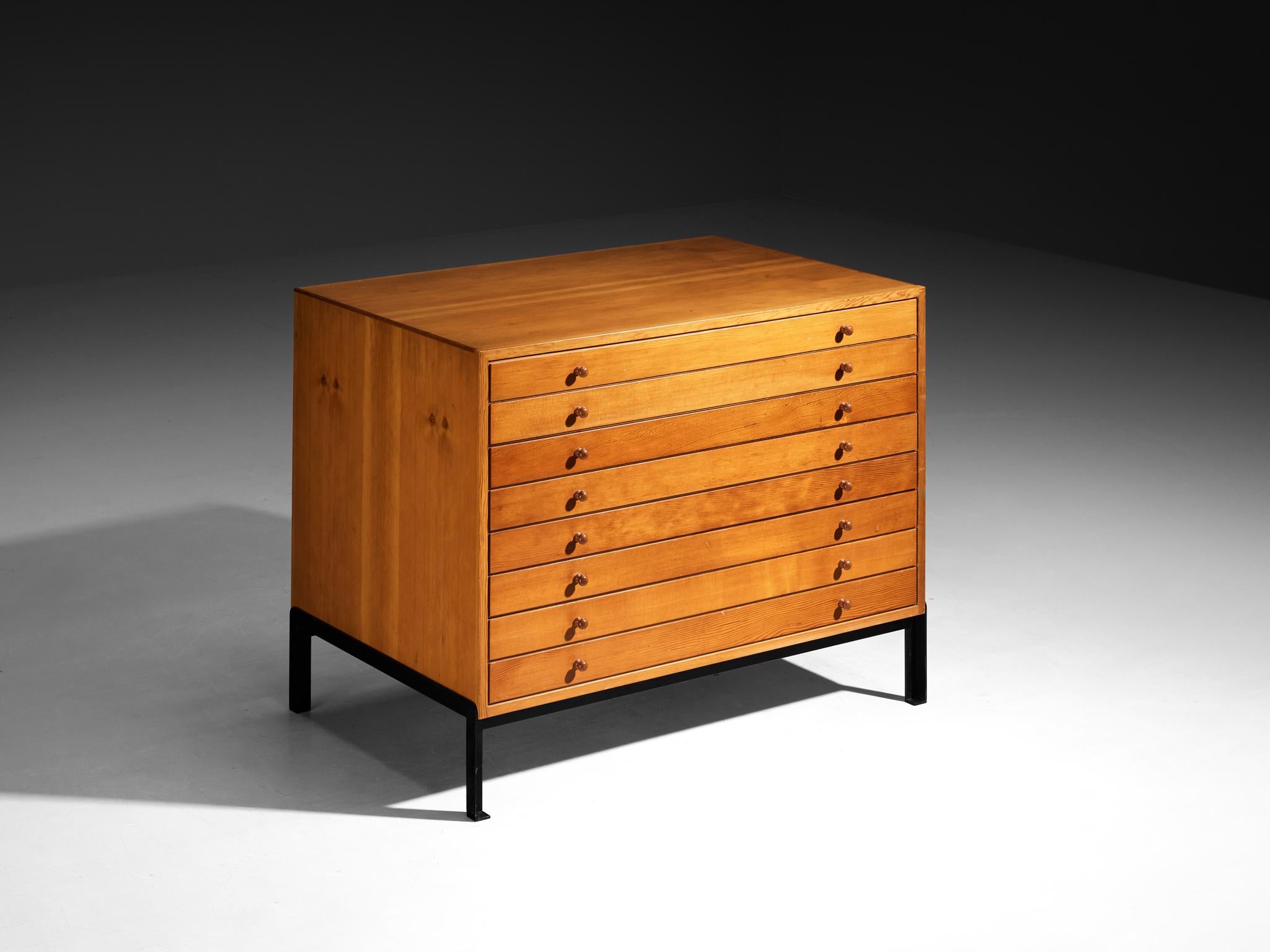 Jørgen Magnussen per Peder Pedersen, cassettiera, pino, ferro laccato, Danimarca, circa 1957

Questa cassettiera (1957 circa), disegnata da Jørgen Magnussen e realizzata dall'acclamato studio Peder Pedersen, è un esempio di modernismo scandinavo. Il