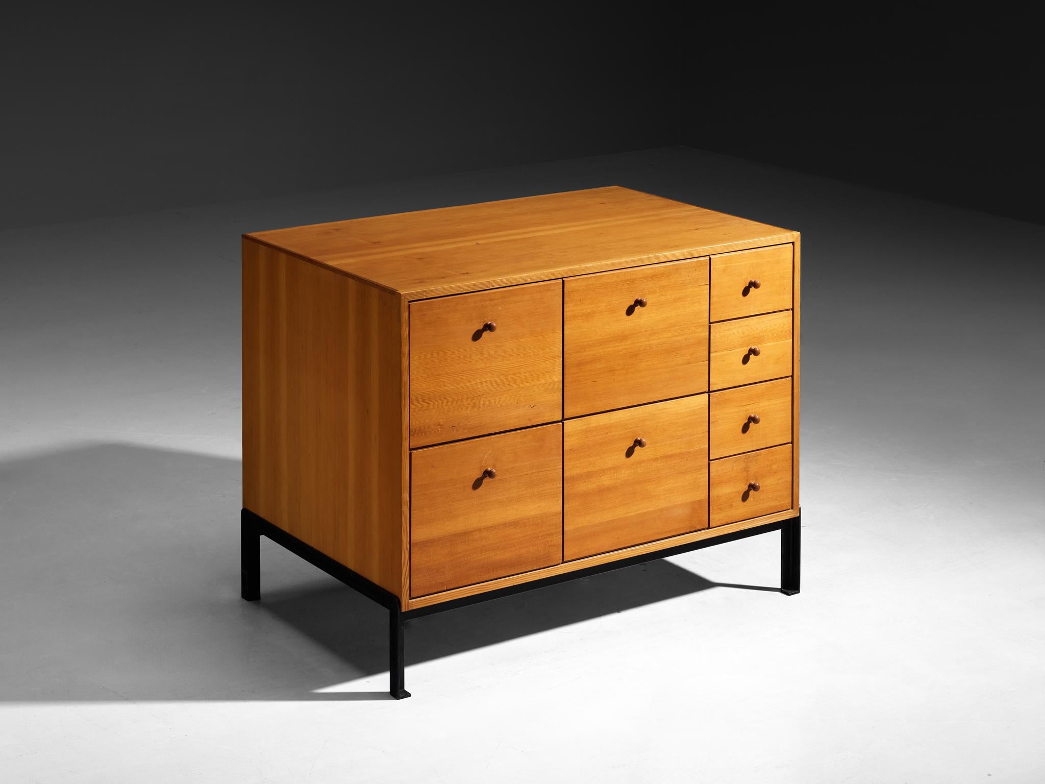 Jørgen Magnussen für Peder Pedersen, Kommode, Kiefer, lackiertes Eisen, Dänemark, um 1957

Diese Kommode (ca. 1957), die von Jørgen Magnussen entworfen und vom renommierten Studio Peder Pedersen gefertigt wurde, ist ein herausragendes Beispiel für