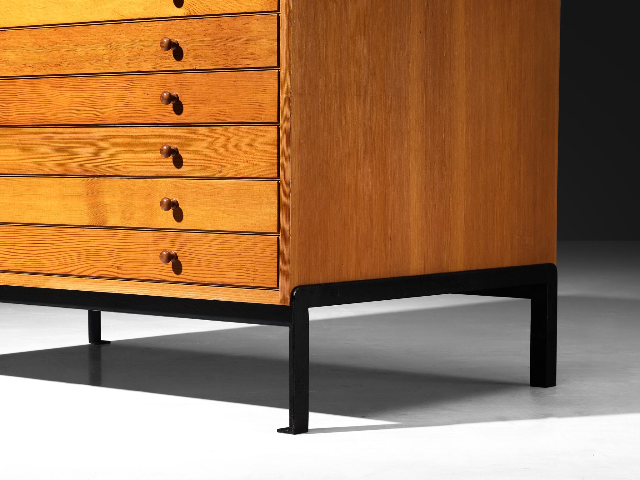 Scandinavo moderno Cassettiera in pino e ferro di Jørgen Magnussen per Peder Pedersen in vendita